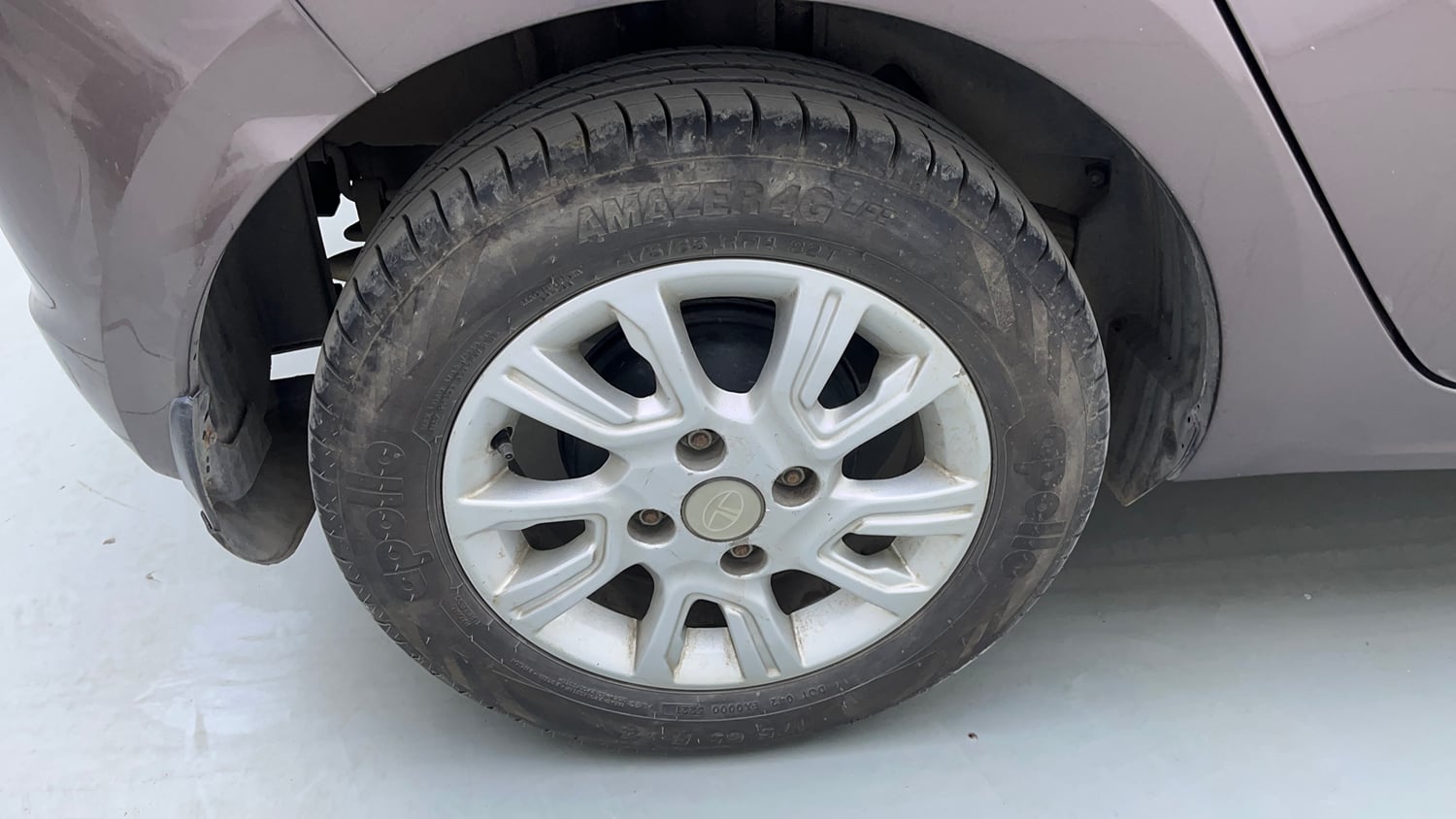 Used 2016 Tata Tiago Revotron XZ Petrol Manual tyres RIGHT REAR TYRE RIM VIEW