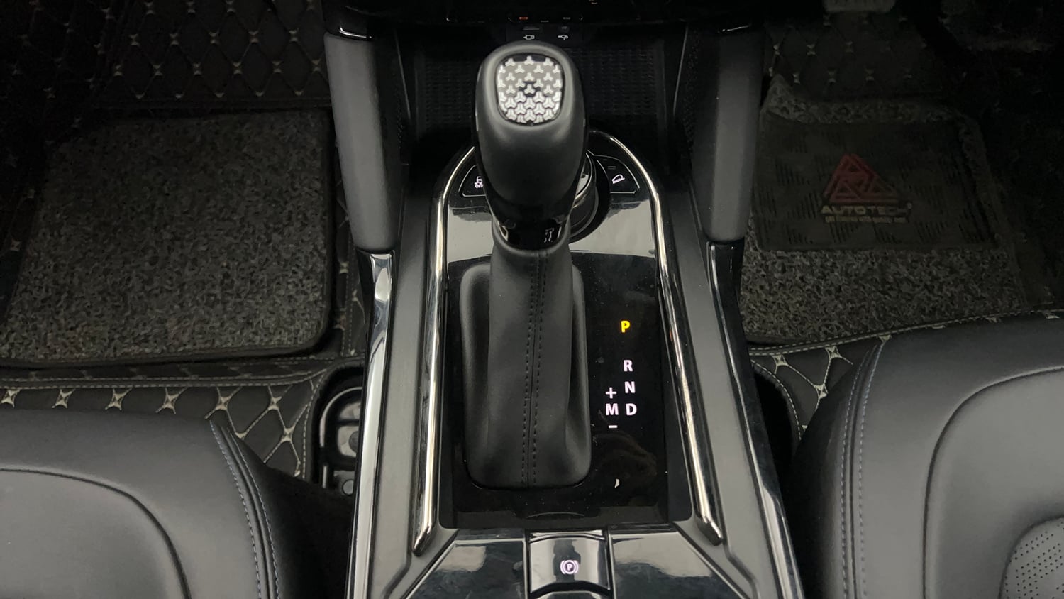 Used 2022 Tata Safari XZA Plus 6 S Dark Edition Diesel Automatic interior GEAR  KNOB VIEW