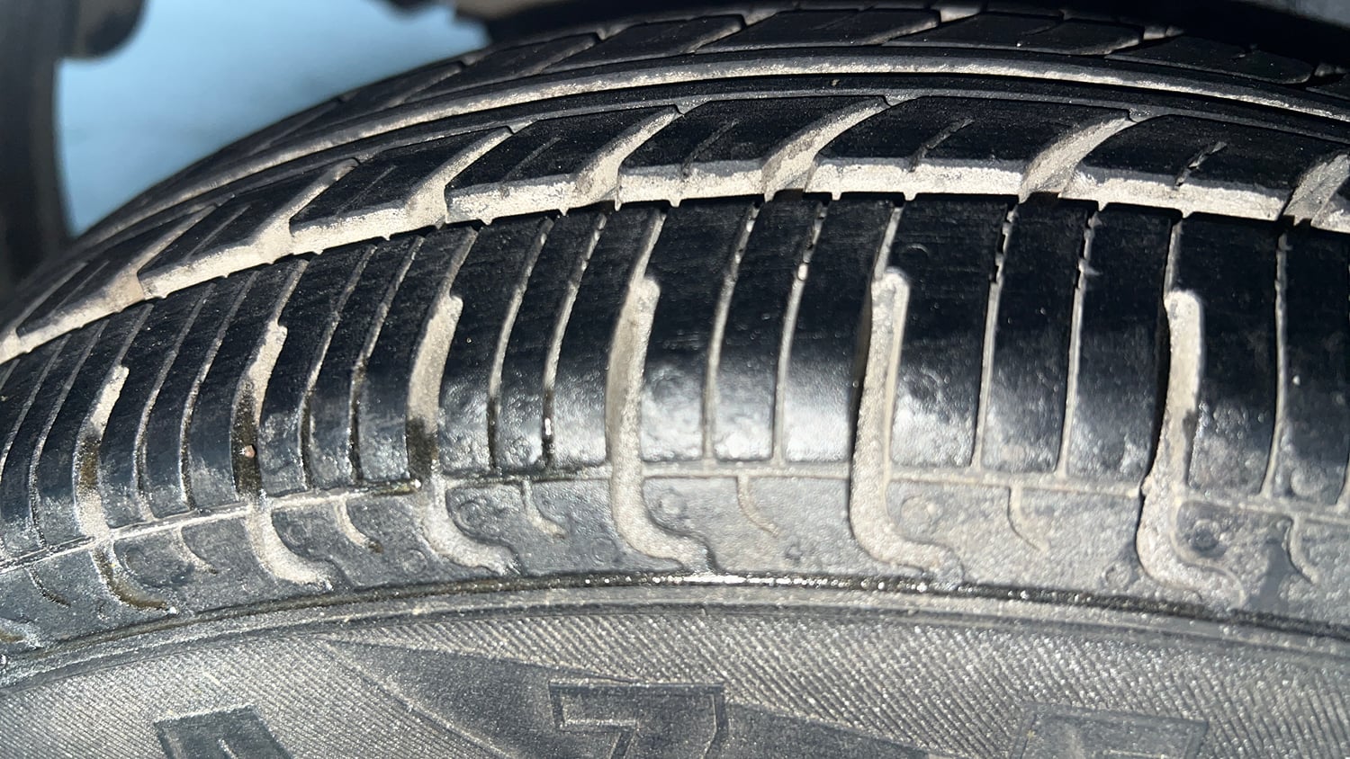 Used 2015 Hyundai i10 Magna 1.1 iRDE2 Petrol Manual tyres LEFT FRONT TYRE TREAD VIEW