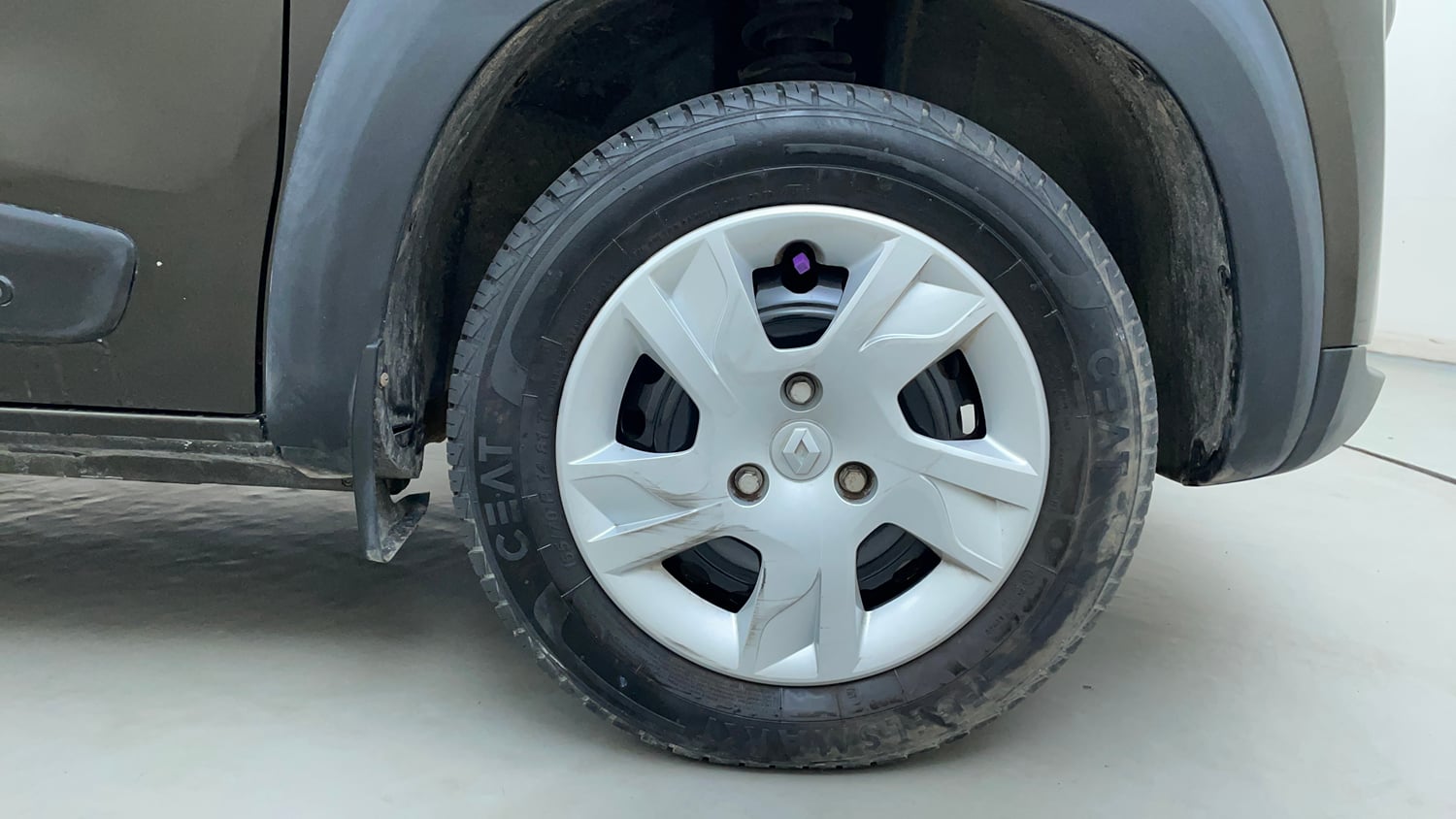 Used 2023 Renault Kwid RXL (O) 1.0 Petrol Manual tyres RIGHT FRONT TYRE RIM VIEW