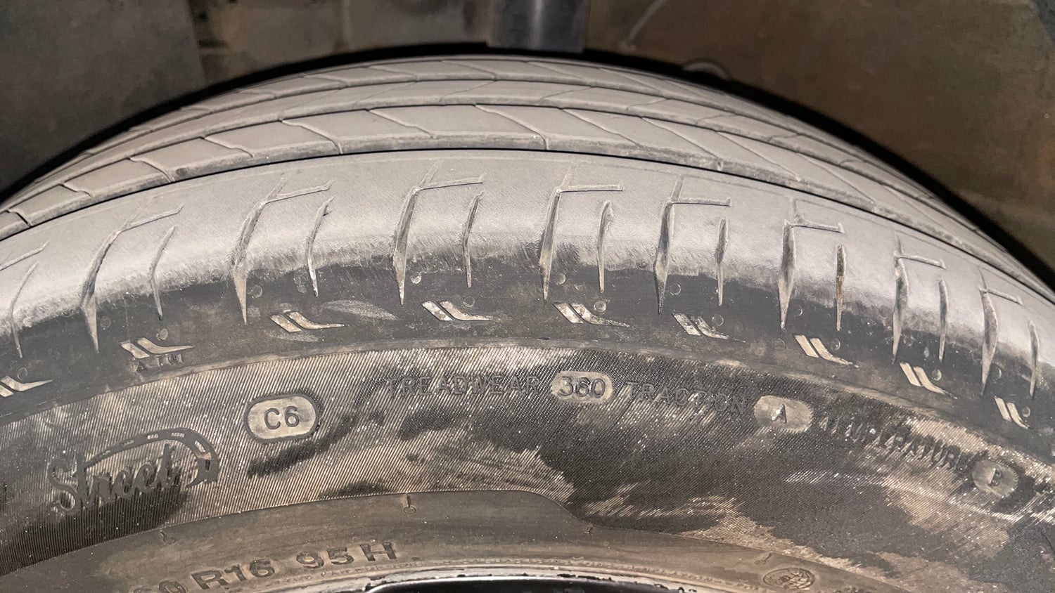 Used 2020 Hyundai Venue SX 1.5 CRDi Diesel Manual tyres LEFT FRONT TYRE TREAD VIEW