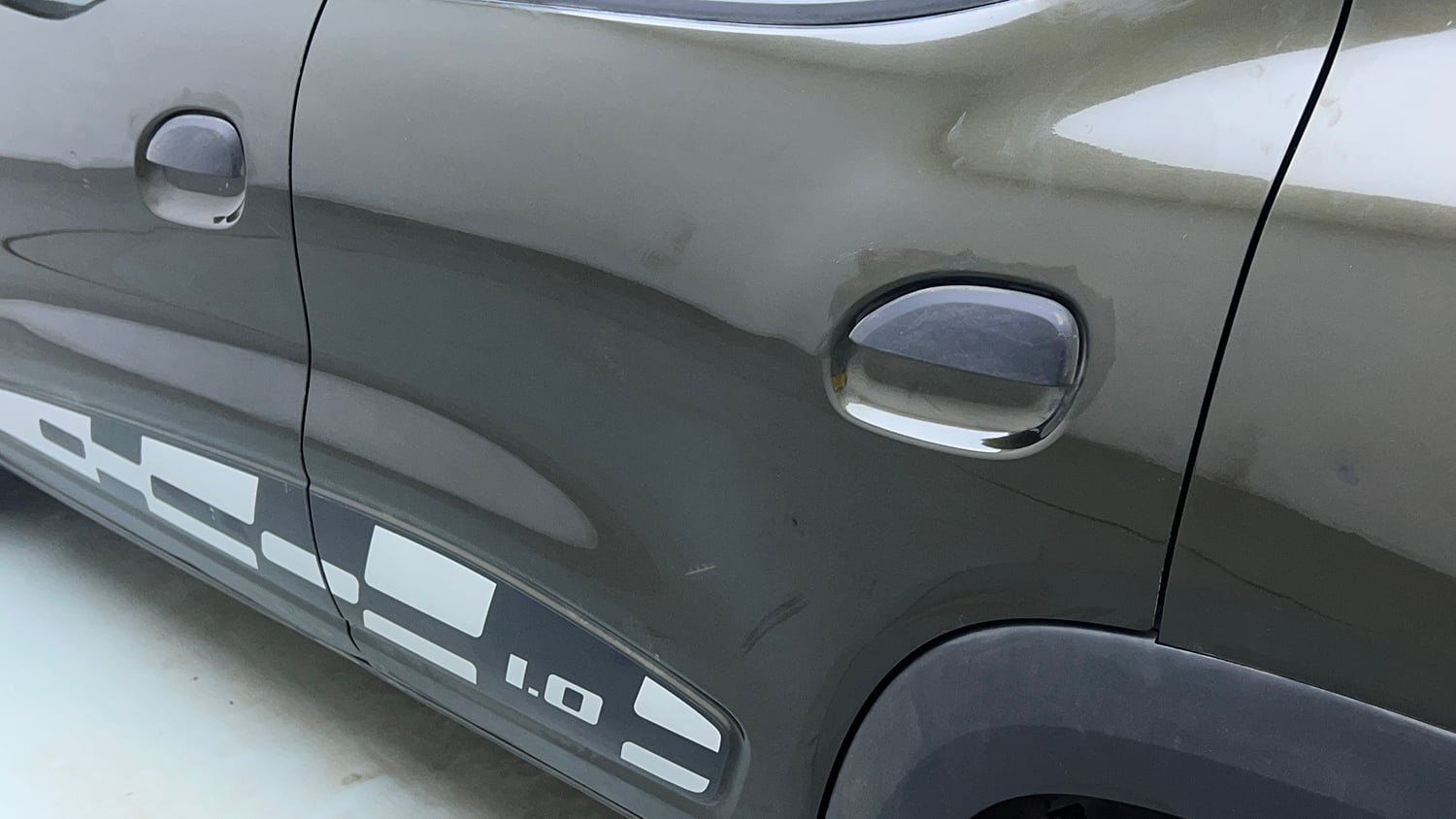 Used 2017 Renault Kwid 1.0 RXT Petrol Manual dents MINOR DENT