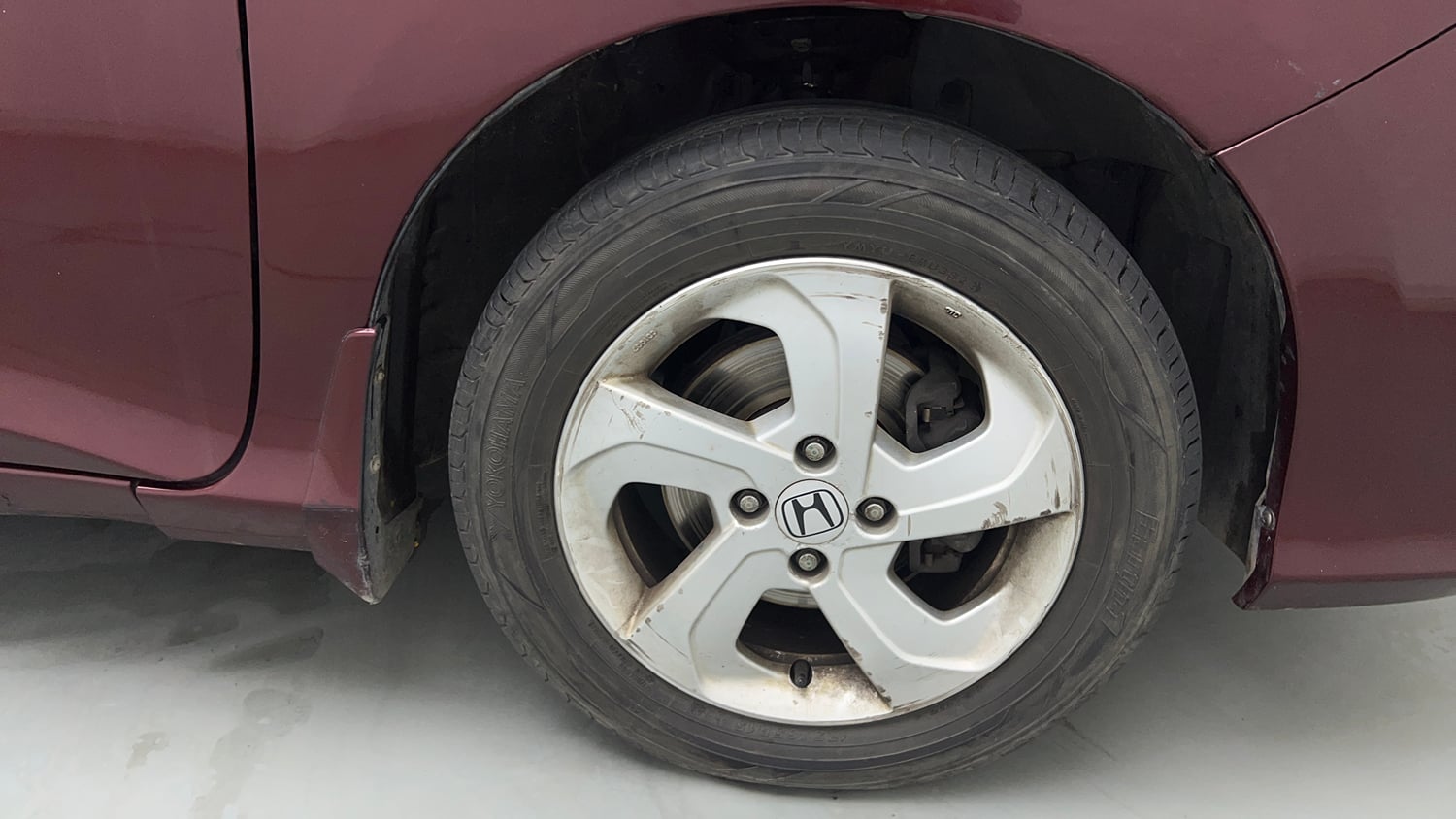 Used 2015 Honda City V Petrol Manual tyres RIGHT FRONT TYRE RIM VIEW