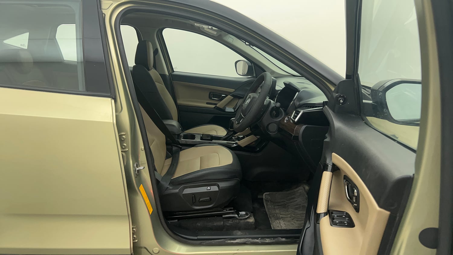 Used 2022 Tata Harrier Kaziranga XZA Plus Diesel Automatic interior RIGHT SIDE FRONT DOOR CABIN VIEW