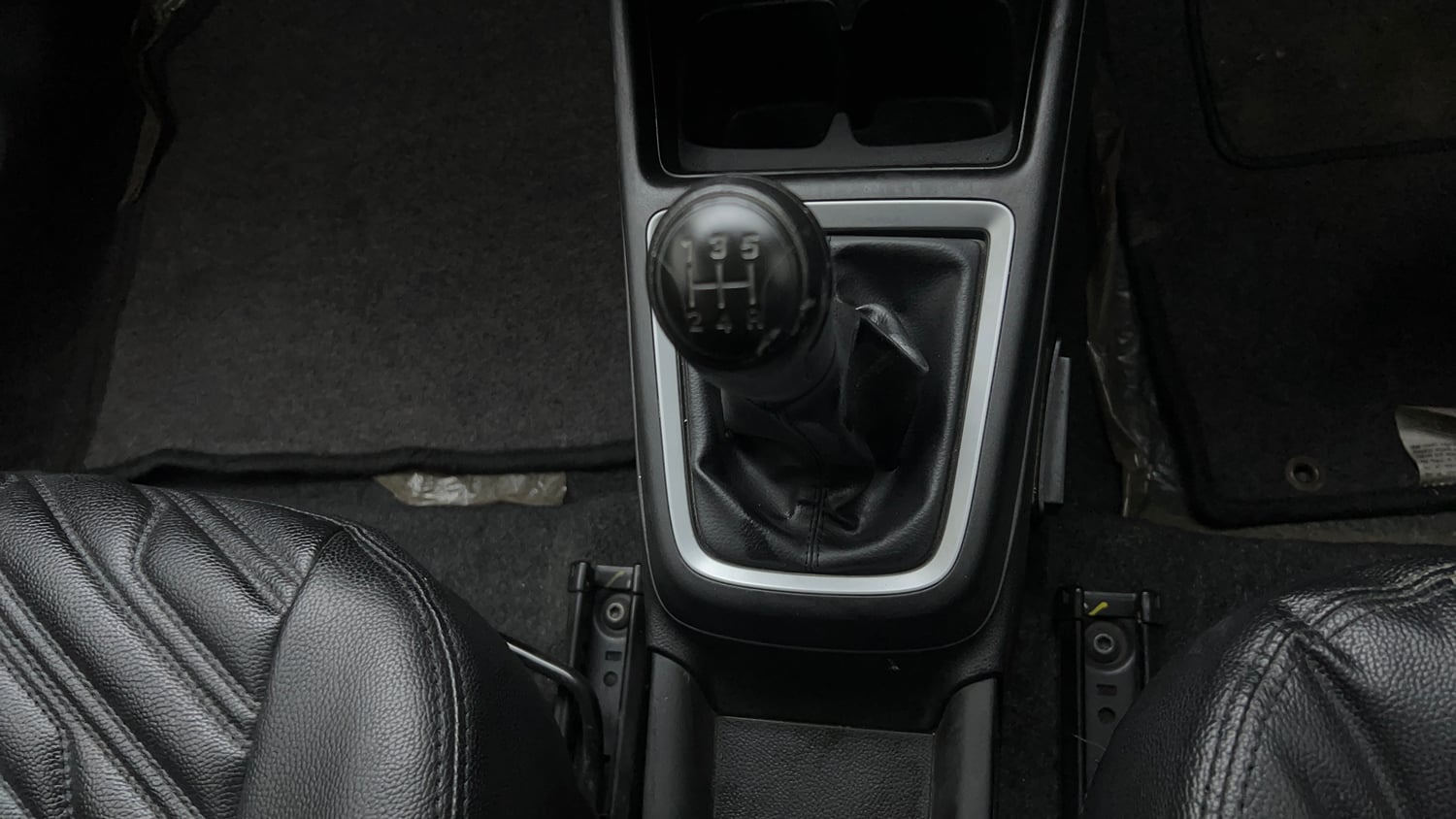 Used 2019 Maruti Suzuki Swift LXi Petrol Manual interior GEAR  KNOB VIEW