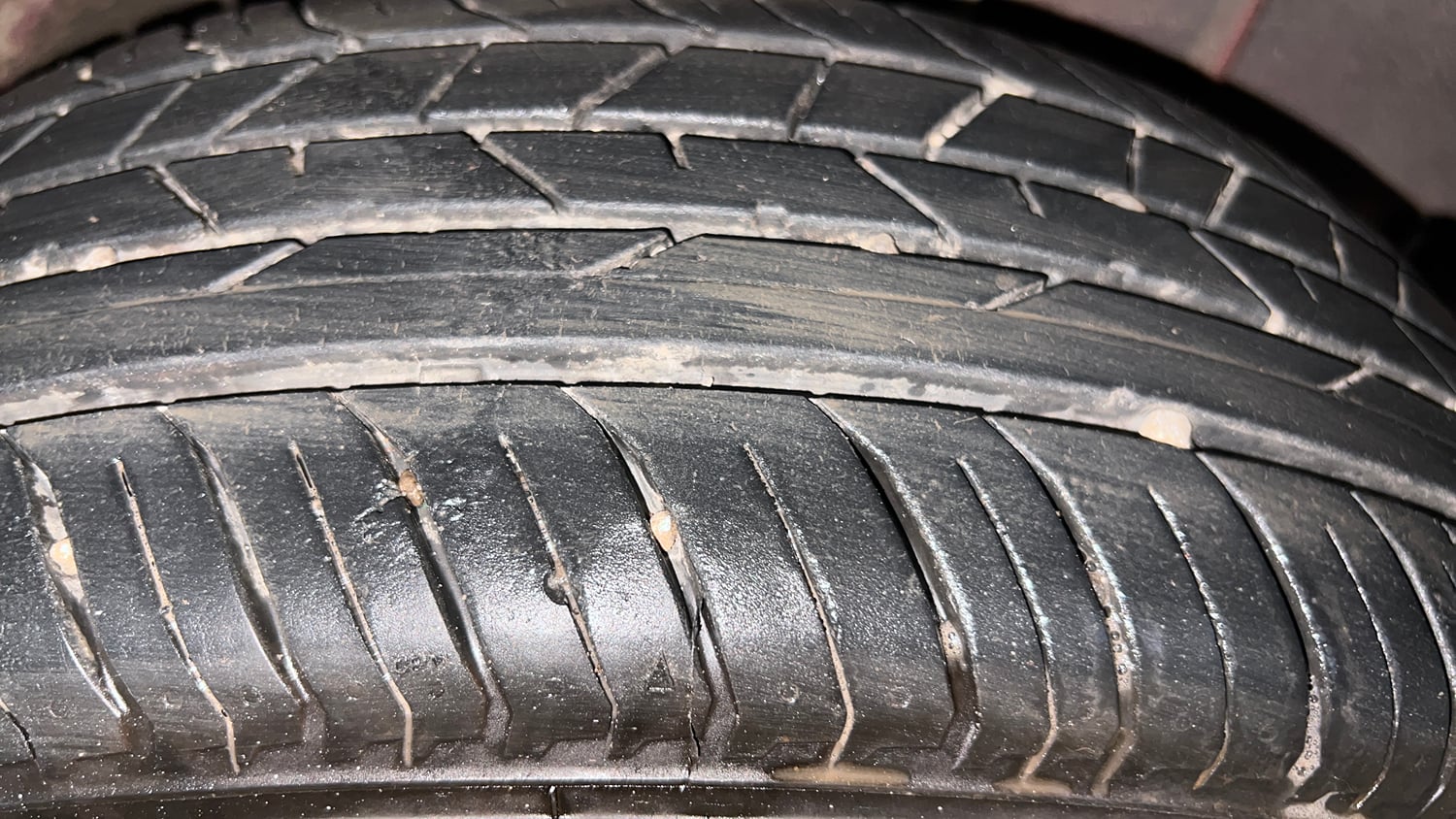 Used 2023 Renault Kiger RXZ AMT Dual Tone Petrol Automatic tyres LEFT REAR TYRE TREAD VIEW
