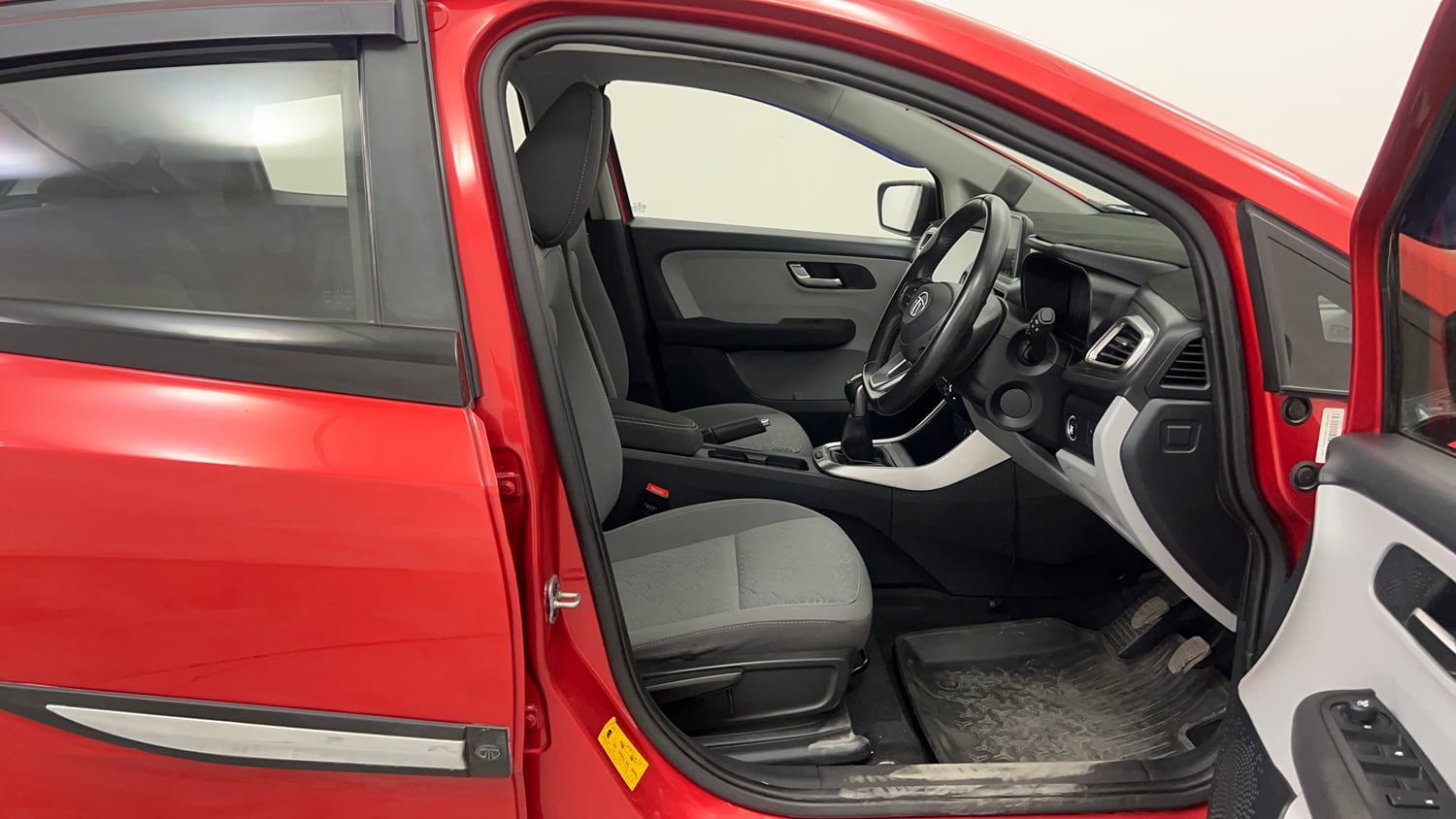 Used 2021 Tata Altroz XZ Petrol Petrol Manual interior RIGHT SIDE FRONT DOOR CABIN VIEW