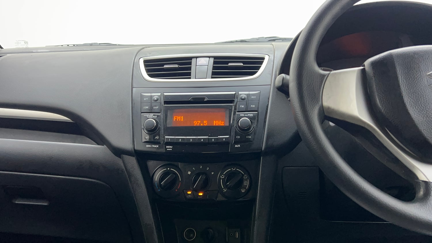 Used 2015 Maruti Suzuki Swift VXi Petrol Manual interior MUSIC SYSTEM & AC CONTROL VIEW