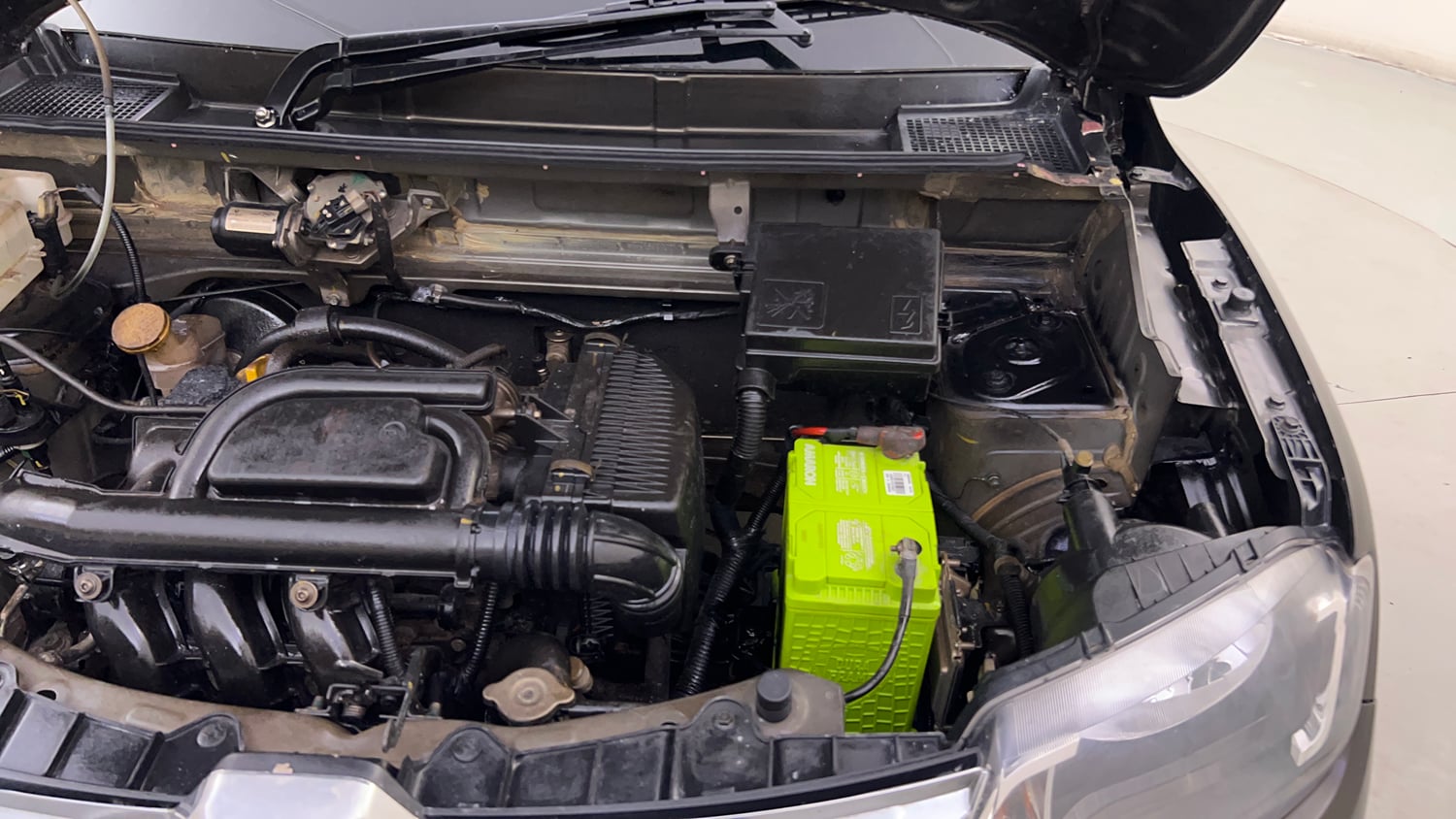 Used 2018 Renault Kwid 1.0 RXT Petrol Manual engine ENGINE LEFT SIDE HINGE & APRON VIEW