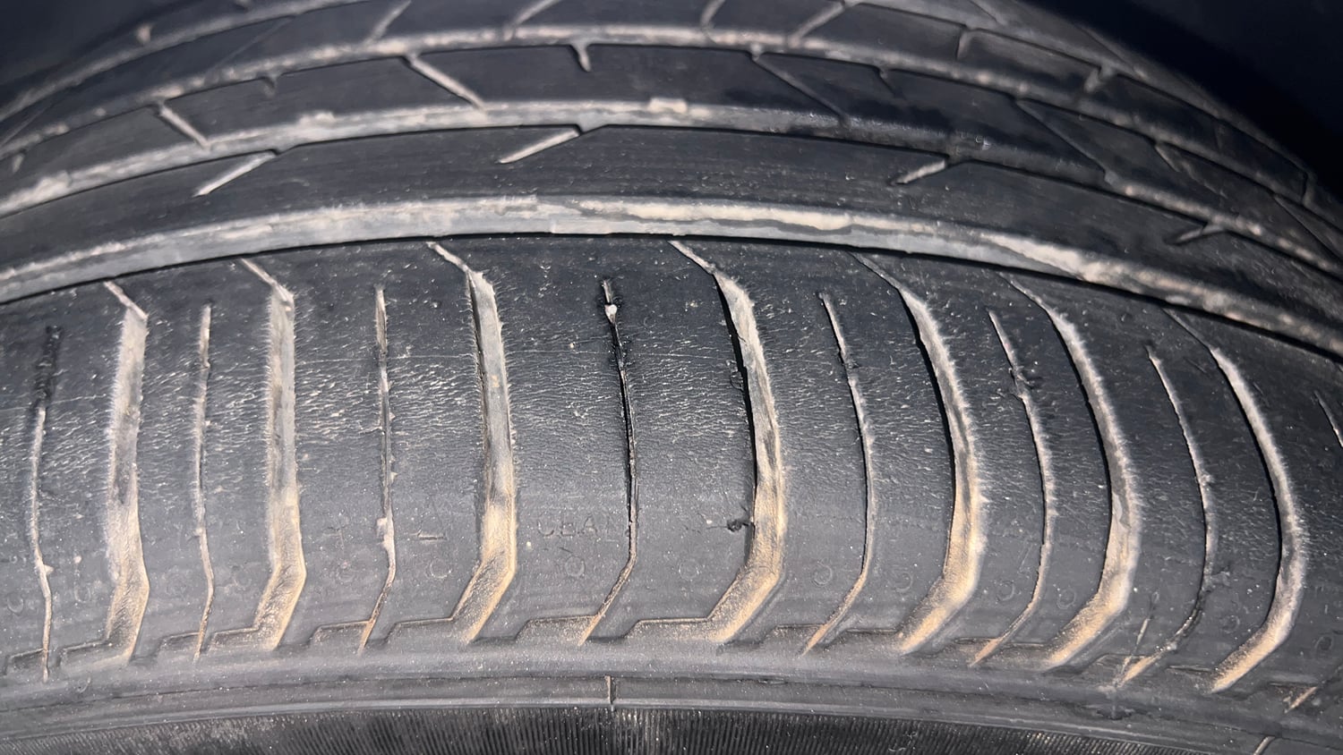Used 2023 Volkswagen Virtus Highline 1.0 TSI MT Petrol Manual tyres LEFT FRONT TYRE TREAD VIEW