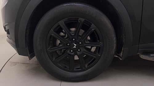 Used 2025 Mahindra XUV700 AX7 Luxury Pack Petrol AT 7 STR Petrol Automatic tyres LEFT FRONT TYRE RIM VIEW