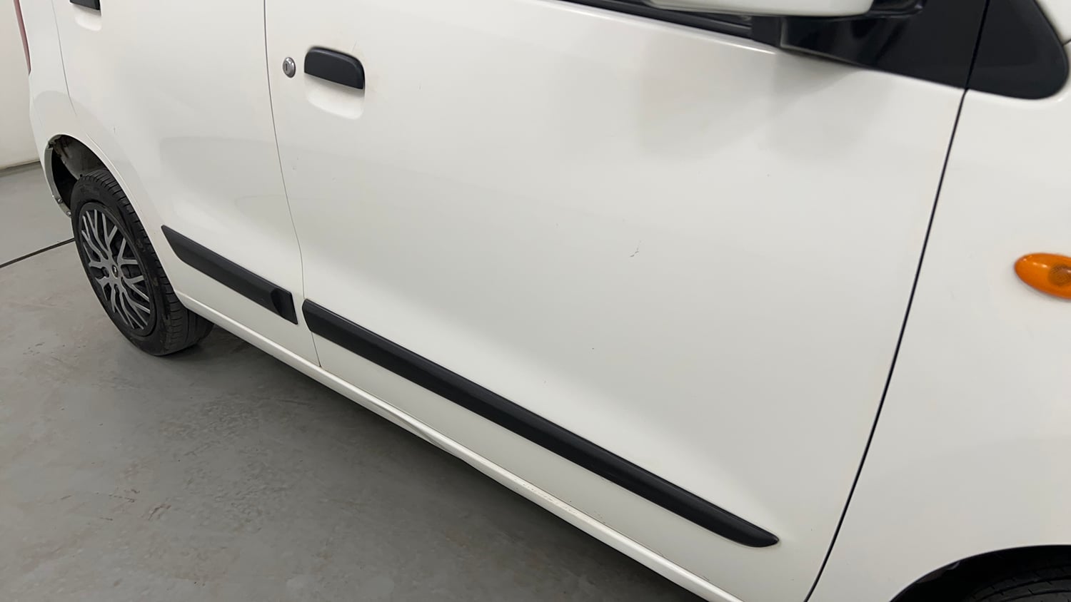 Used 2017 Maruti Suzuki Wagon R Vxi (ABS-Airbag) Petrol Manual dents MINOR DENT