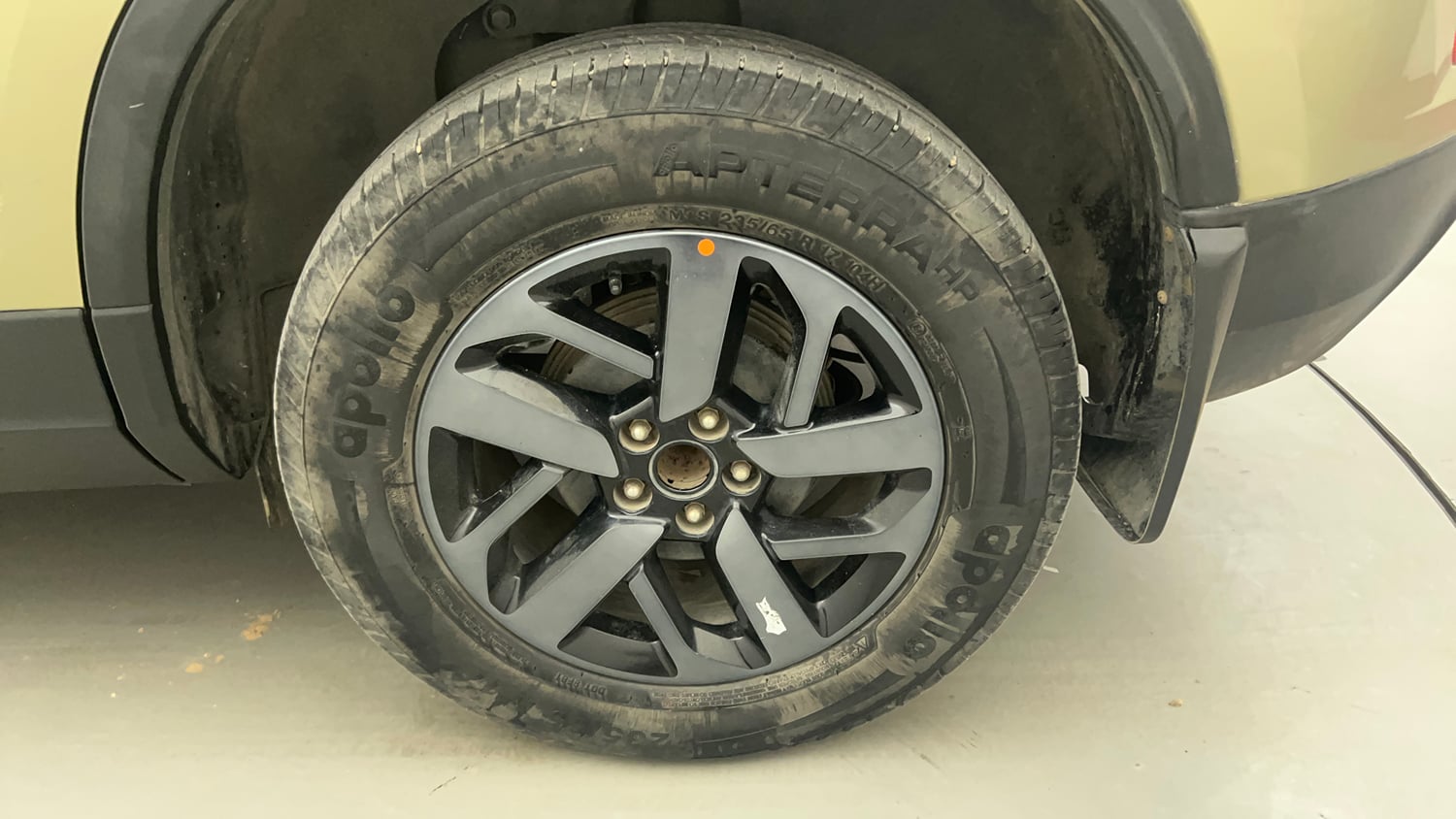 Used 2022 Tata Harrier Kaziranga XZA Plus Diesel Automatic tyres LEFT REAR TYRE RIM VIEW