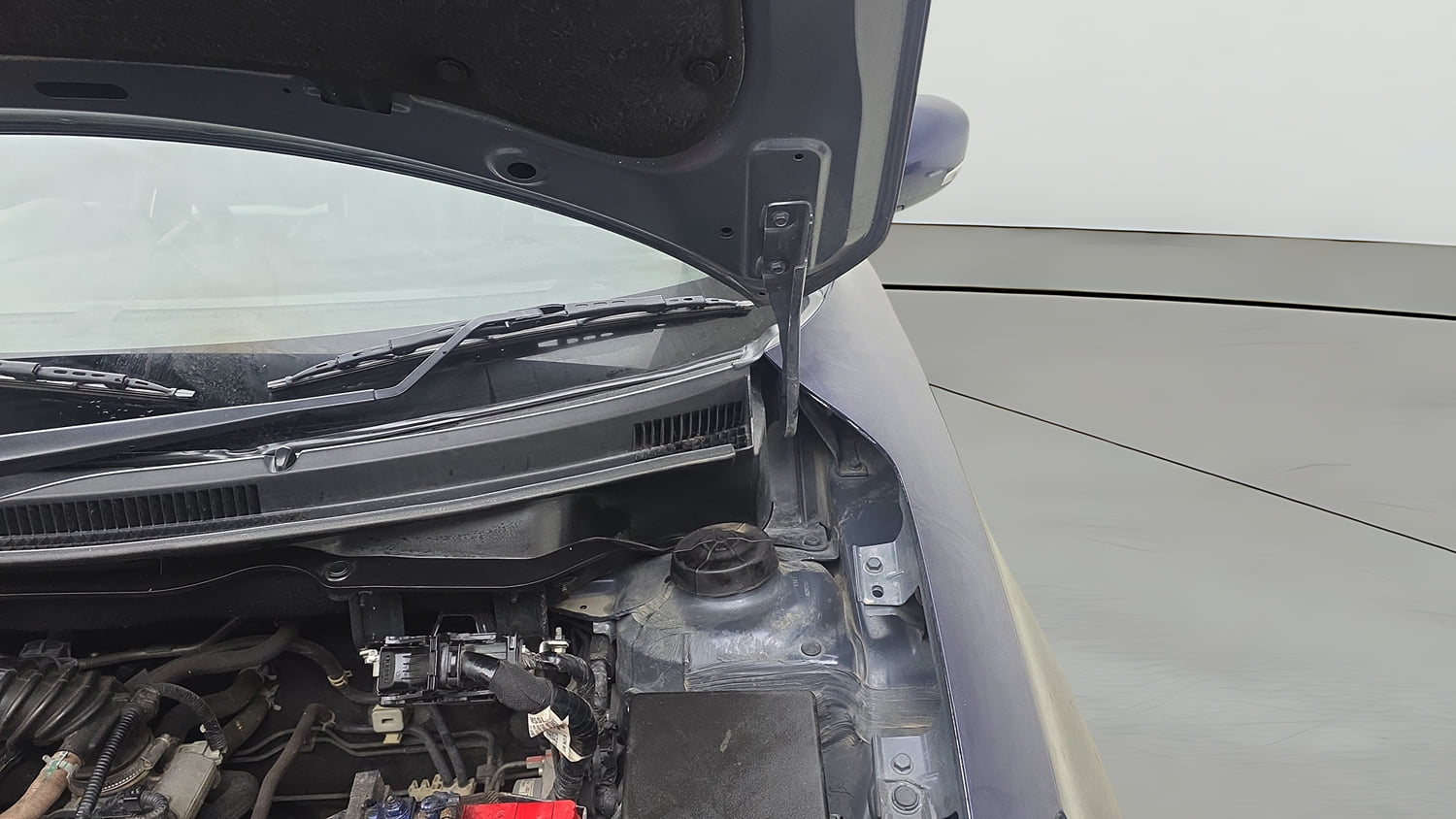 Used 2021 Maruti Suzuki Swift ZXi Petrol Manual engine ENGINE LEFT SIDE HINGE & APRON VIEW