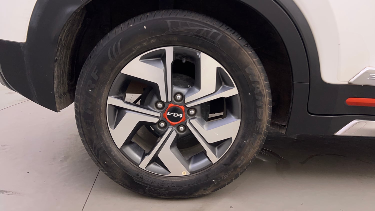 Used 2022 Kia Sonet Anniversary Edition 1.0 iMT Petrol Manual tyres RIGHT REAR TYRE RIM VIEW