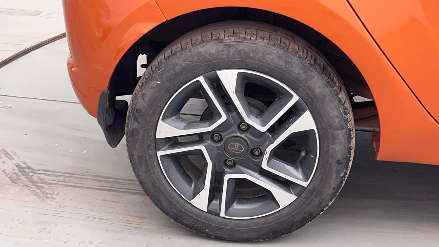 Used 2019 Tata Tiago Revotron XZ Plus Petrol Manual tyres RIGHT REAR TYRE RIM VIEW