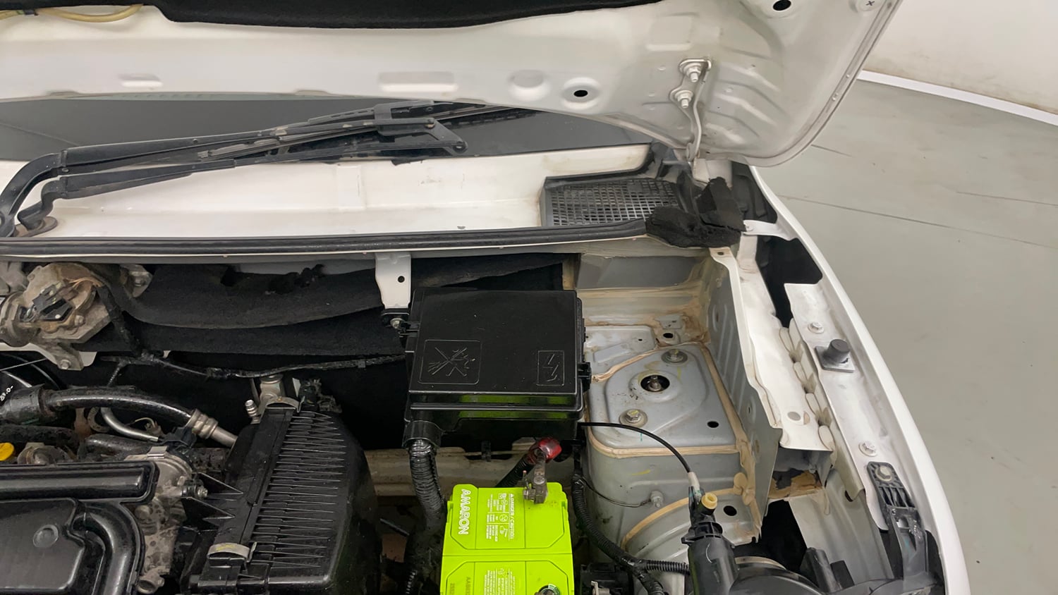 Used 2017 Renault Kwid 1.0 RXL Petrol Manual engine ENGINE LEFT SIDE HINGE & APRON VIEW