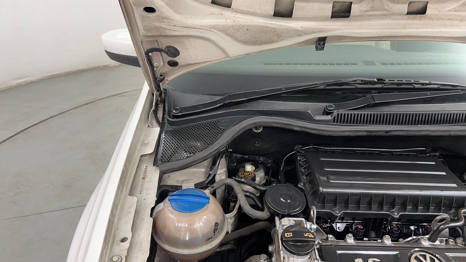 Used 2013 Volkswagen Vento Highline Petrol Petrol Manual engine ENGINE RIGHT SIDE HINGE & APRON VIEW