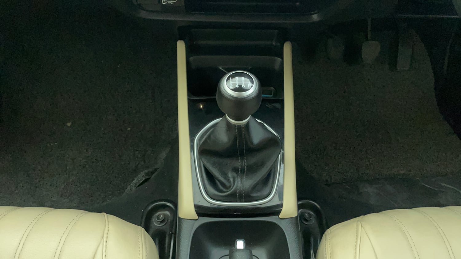 Used 2024 Honda City V Petrol MT Petrol Manual interior GEAR  KNOB VIEW