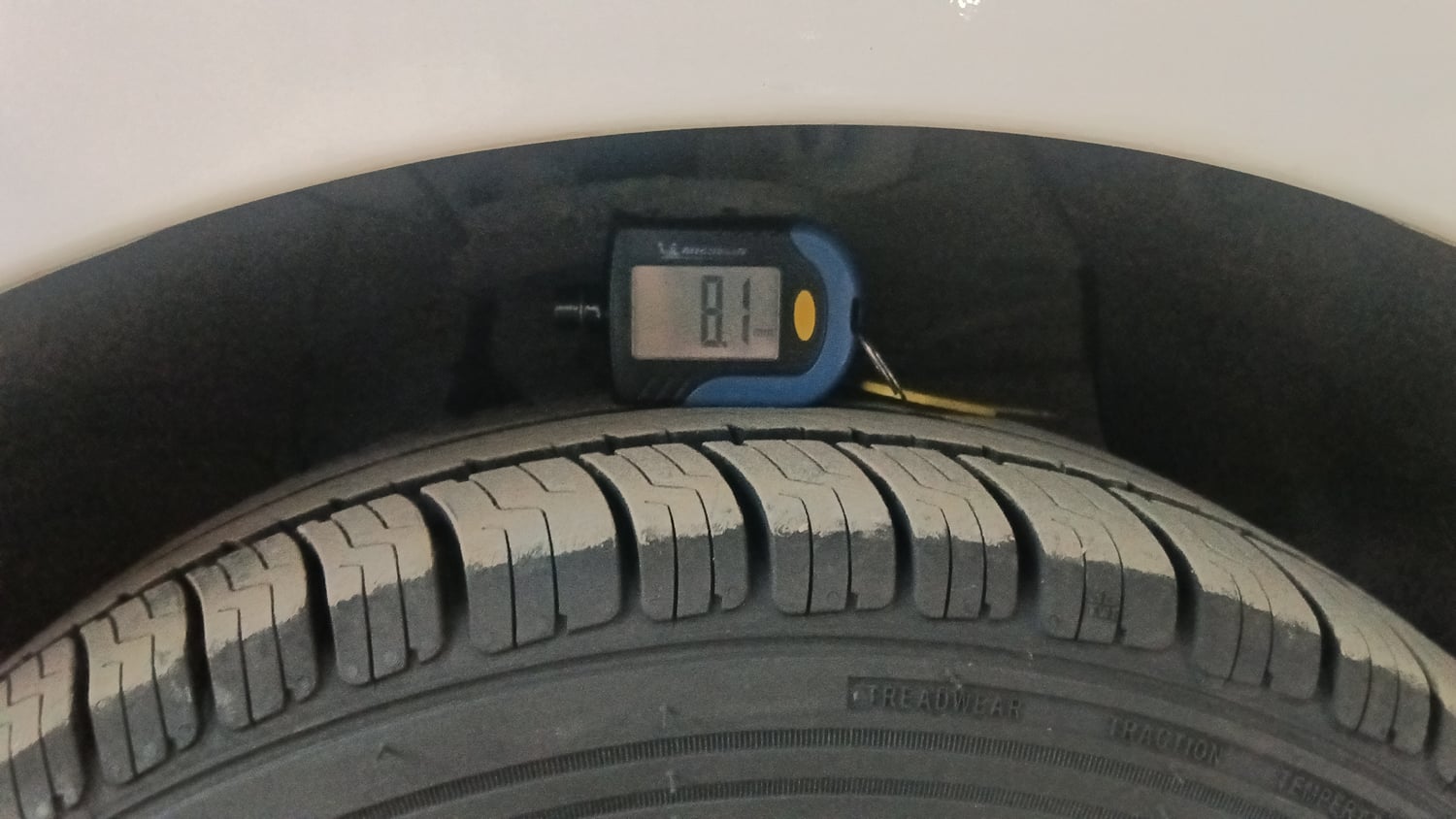 Used 2015 Hyundai Grand i10 Sportz 1.2 Kappa VTVT Petrol Manual tyres RIGHT FRONT TYRE TREAD VIEW
