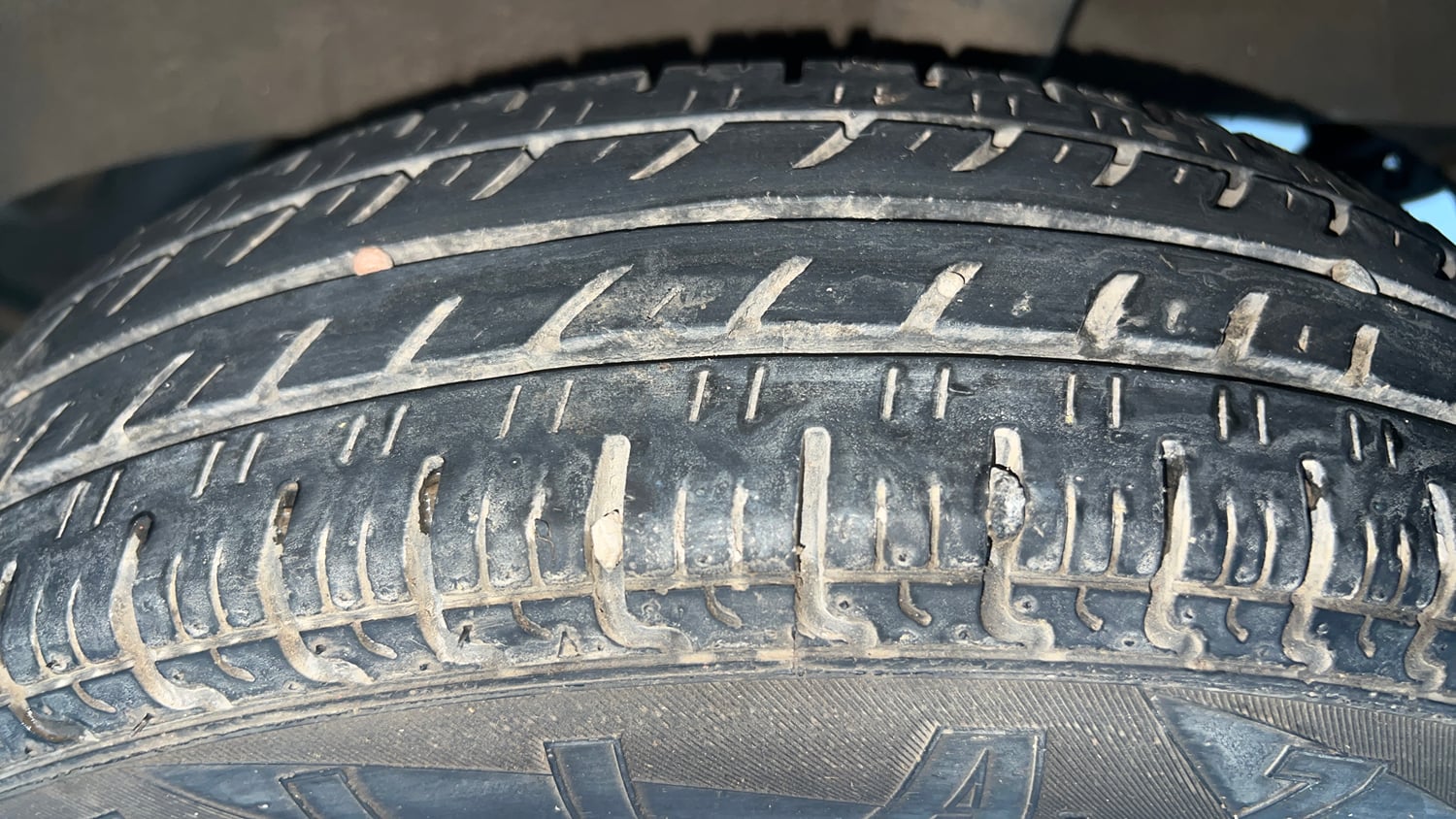 Used 2017 Renault Kwid 1.0 RXT Petrol Manual tyres LEFT REAR TYRE TREAD VIEW