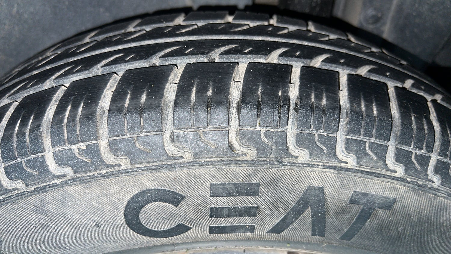 Used 2015 Maruti Suzuki Swift VXi Petrol Manual tyres LEFT REAR TYRE TREAD VIEW