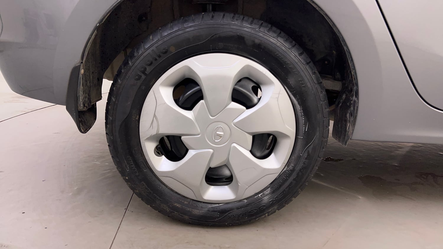 Used 2018 Tata Tigor Revotron XTA Petrol Automatic tyres RIGHT REAR TYRE RIM VIEW