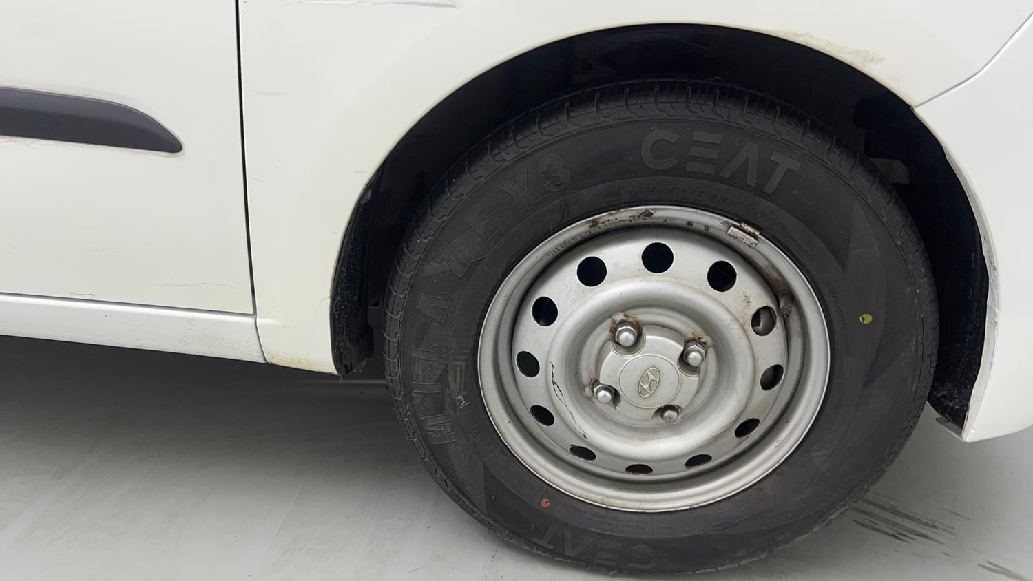 Used 2015 Hyundai i10 Magna 1.1 iRDE2 Petrol Manual tyres RIGHT FRONT TYRE RIM VIEW
