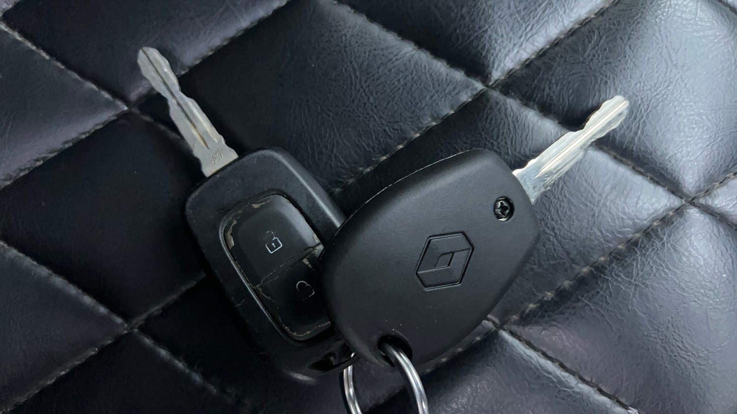 Used 2025 Renault Kiger RXL Petrol Manual extra CAR KEY VIEW