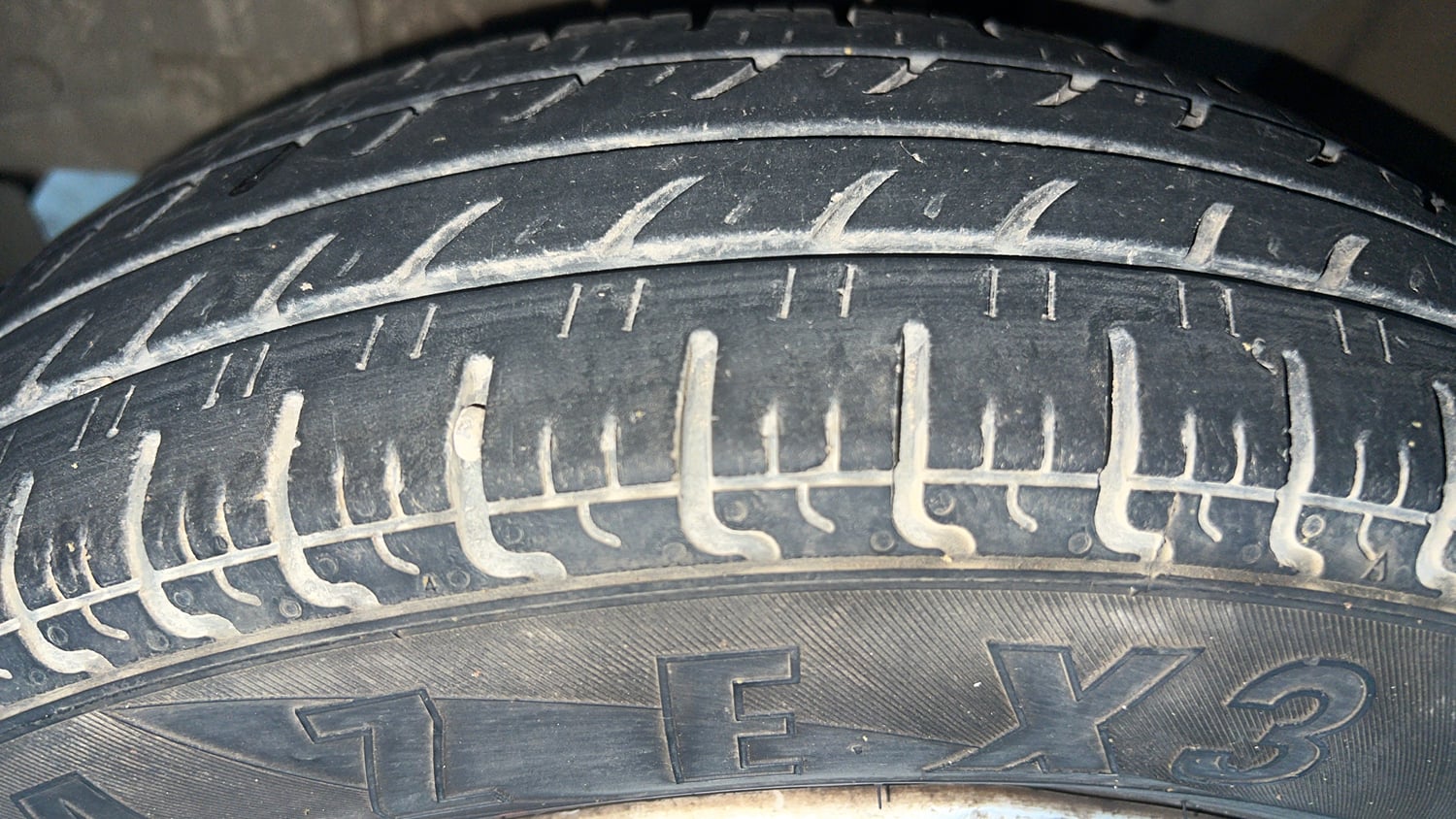 Used 2017 Renault Kwid 1.0 RXT Petrol Manual tyres LEFT FRONT TYRE TREAD VIEW