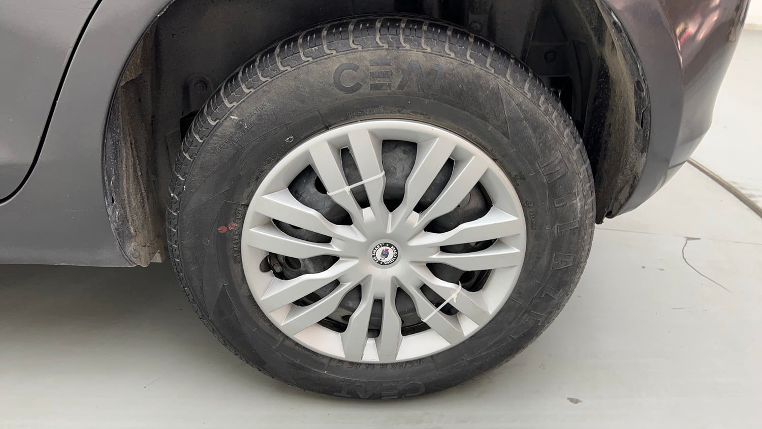 Used 2015 Maruti Suzuki Swift VXi Petrol Manual tyres LEFT REAR TYRE RIM VIEW