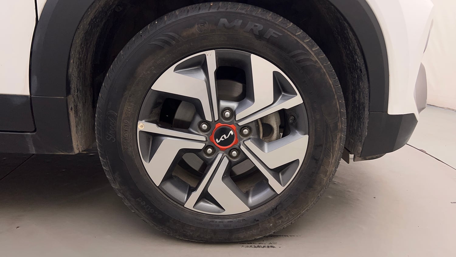 Used 2022 Kia Sonet Anniversary Edition 1.0 iMT Petrol Manual tyres RIGHT FRONT TYRE RIM VIEW
