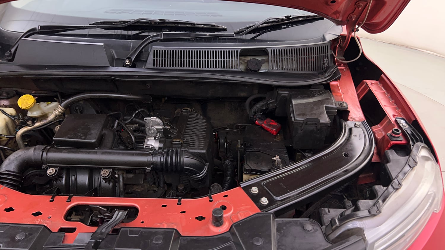 Used 2023 Renault Kiger RXZ AMT Dual Tone Petrol Automatic engine ENGINE LEFT SIDE HINGE & APRON VIEW