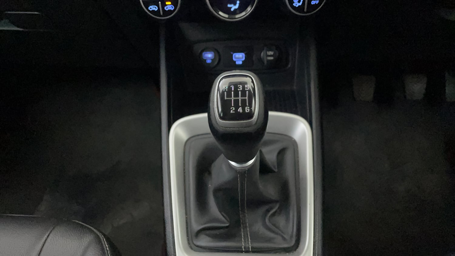 Used 2020 Hyundai Venue SX 1.5 CRDi Diesel Manual interior GEAR  KNOB VIEW