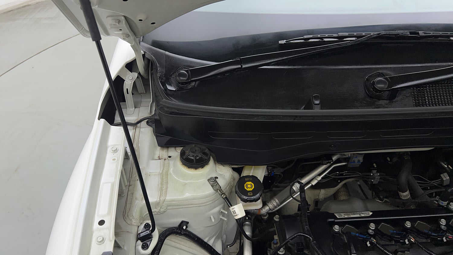 Used 2025 Hyundai Venue S (O) Plus 1.2 Petrol Petrol Manual engine ENGINE RIGHT SIDE HINGE & APRON VIEW