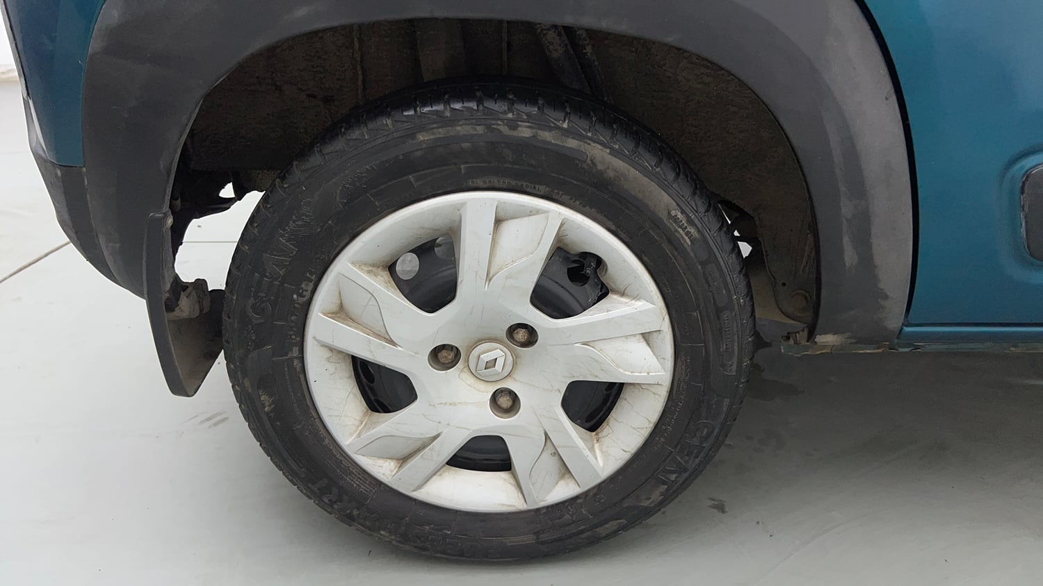 Used 2022 Renault Kwid RXT 1.0 Petrol Manual tyres RIGHT REAR TYRE RIM VIEW