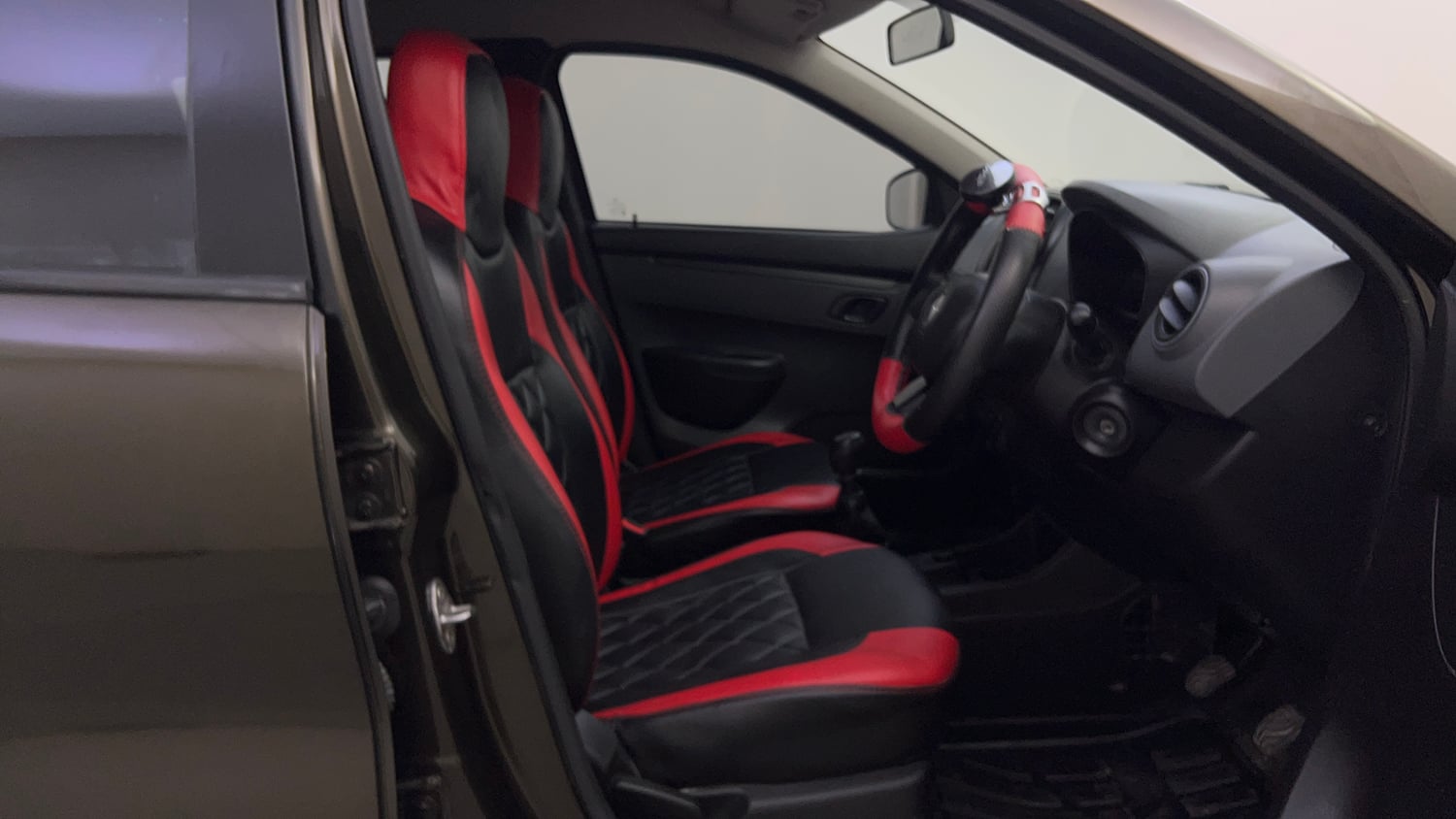 Used 2018 Renault Kwid 1.0 RXT Petrol Manual interior RIGHT SIDE FRONT DOOR CABIN VIEW