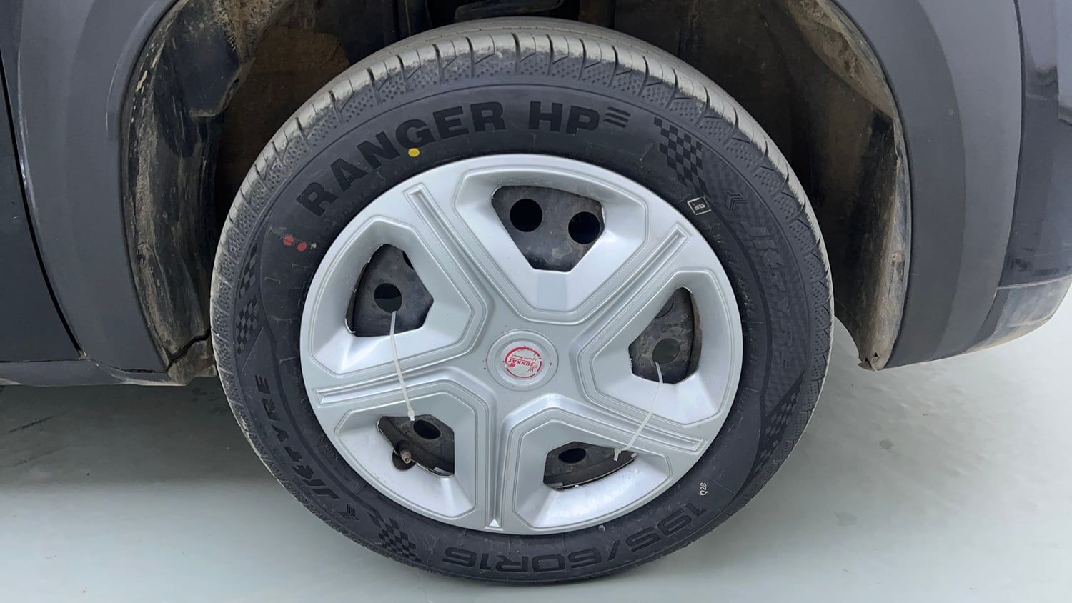 Used 2025 Renault Kiger RXL Petrol Manual tyres RIGHT FRONT TYRE RIM VIEW