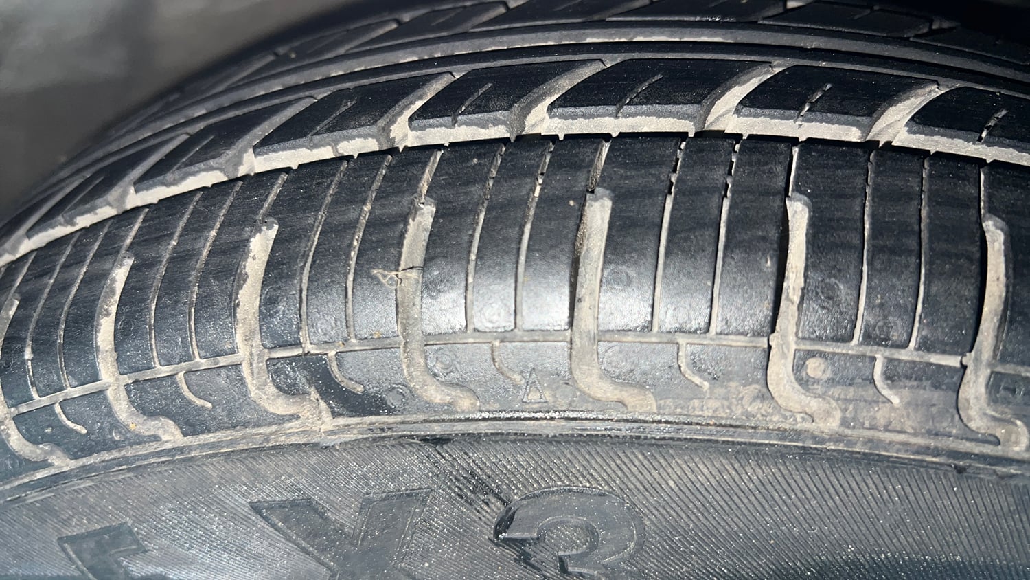 Used 2015 Hyundai i10 Magna 1.1 iRDE2 Petrol Manual tyres RIGHT FRONT TYRE TREAD VIEW