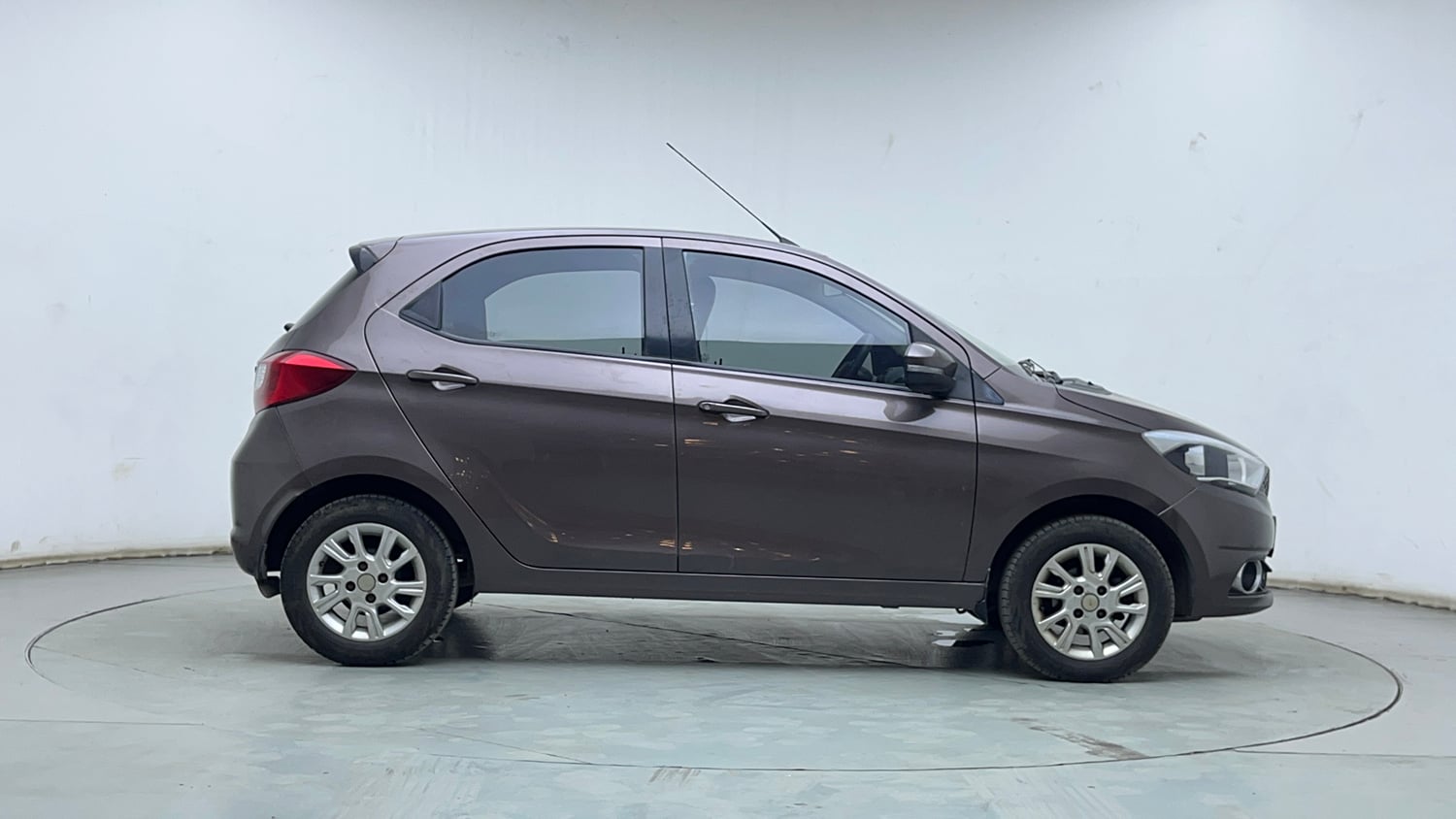Used 2016 Tata Tiago Revotron XZ Petrol Manual exterior RIGHT SIDE VIEW