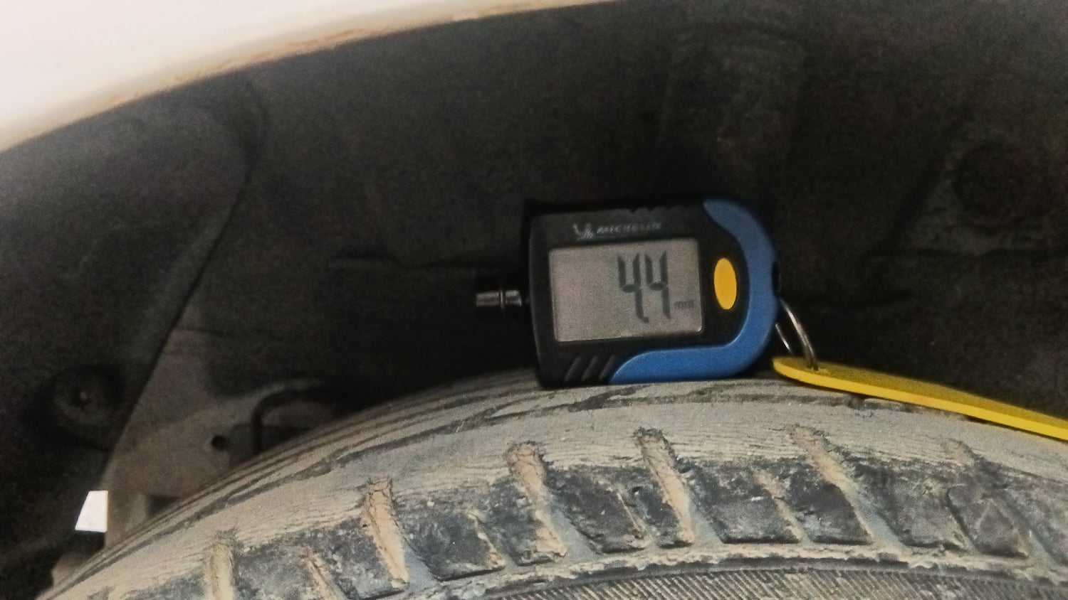 Used 2015 Hyundai Grand i10 Sportz 1.2 Kappa VTVT Petrol Manual tyres RIGHT REAR TYRE TREAD VIEW