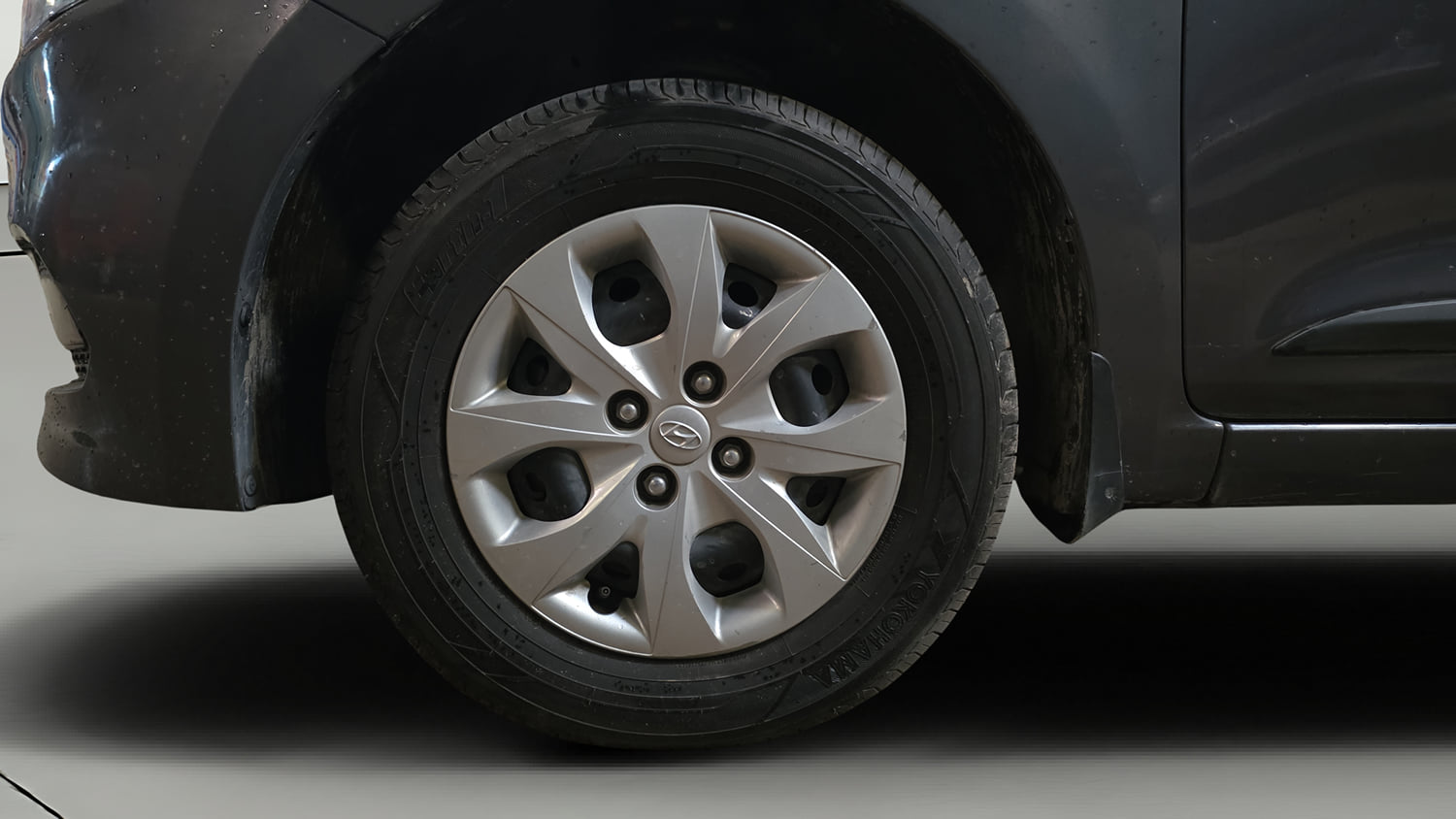 Used 2017 Hyundai Elite i20 Sportz 1.2 Petrol Manual tyres LEFT FRONT TYRE RIM VIEW