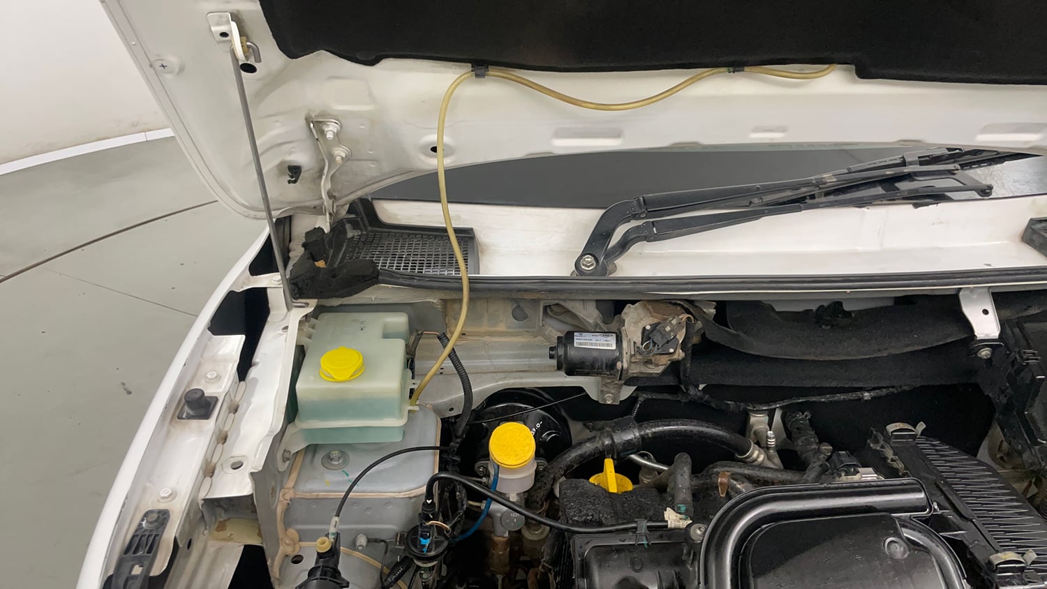 Used 2017 Renault Kwid 1.0 RXL Petrol Manual engine ENGINE RIGHT SIDE HINGE & APRON VIEW