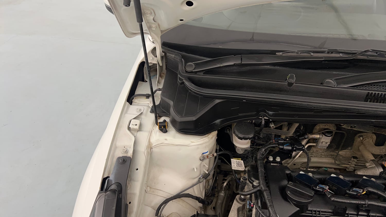 Used 2023 Hyundai i20 Sportz 1.2 MT Petrol Manual engine ENGINE RIGHT SIDE HINGE & APRON VIEW