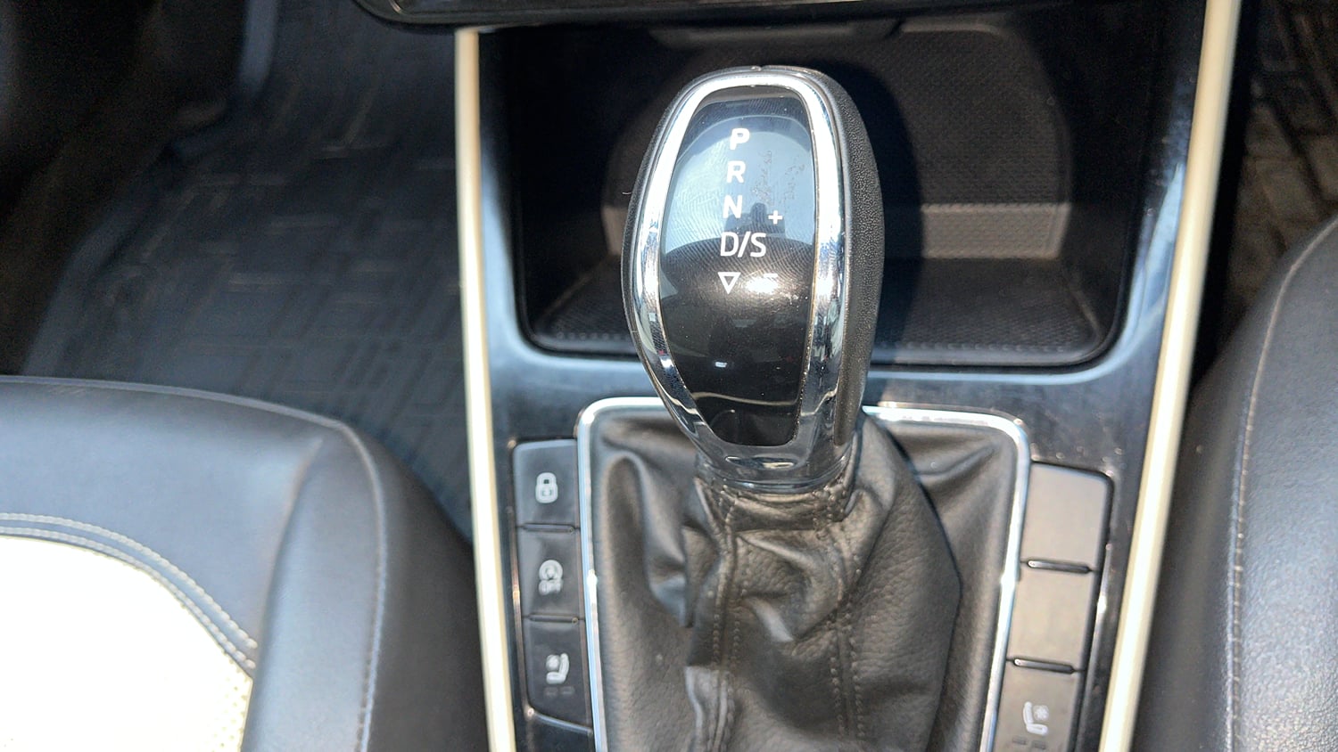 Used 2023 Skoda Slavia Style 1.0L TSI AT Petrol Automatic interior GEAR  KNOB VIEW