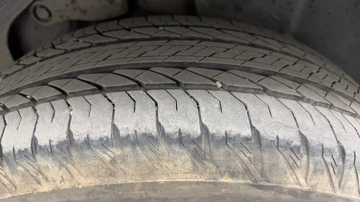 Used 2022 Tata Safari XZA Plus 6 S Dark Edition Diesel Automatic tyres LEFT REAR TYRE TREAD VIEW