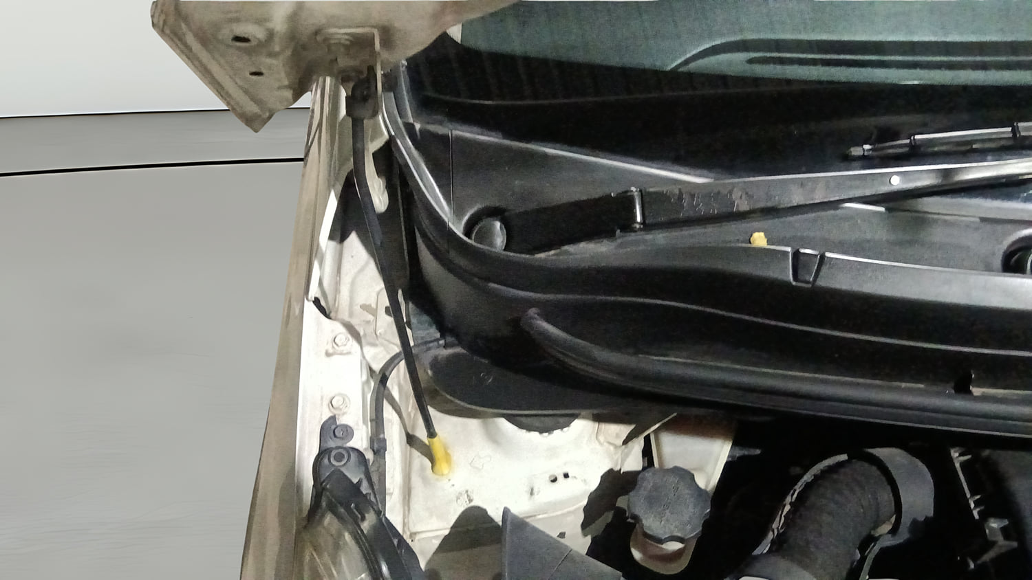 Used 2015 Hyundai Grand i10 Sportz 1.2 Kappa VTVT Petrol Manual engine ENGINE RIGHT SIDE HINGE & APRON VIEW