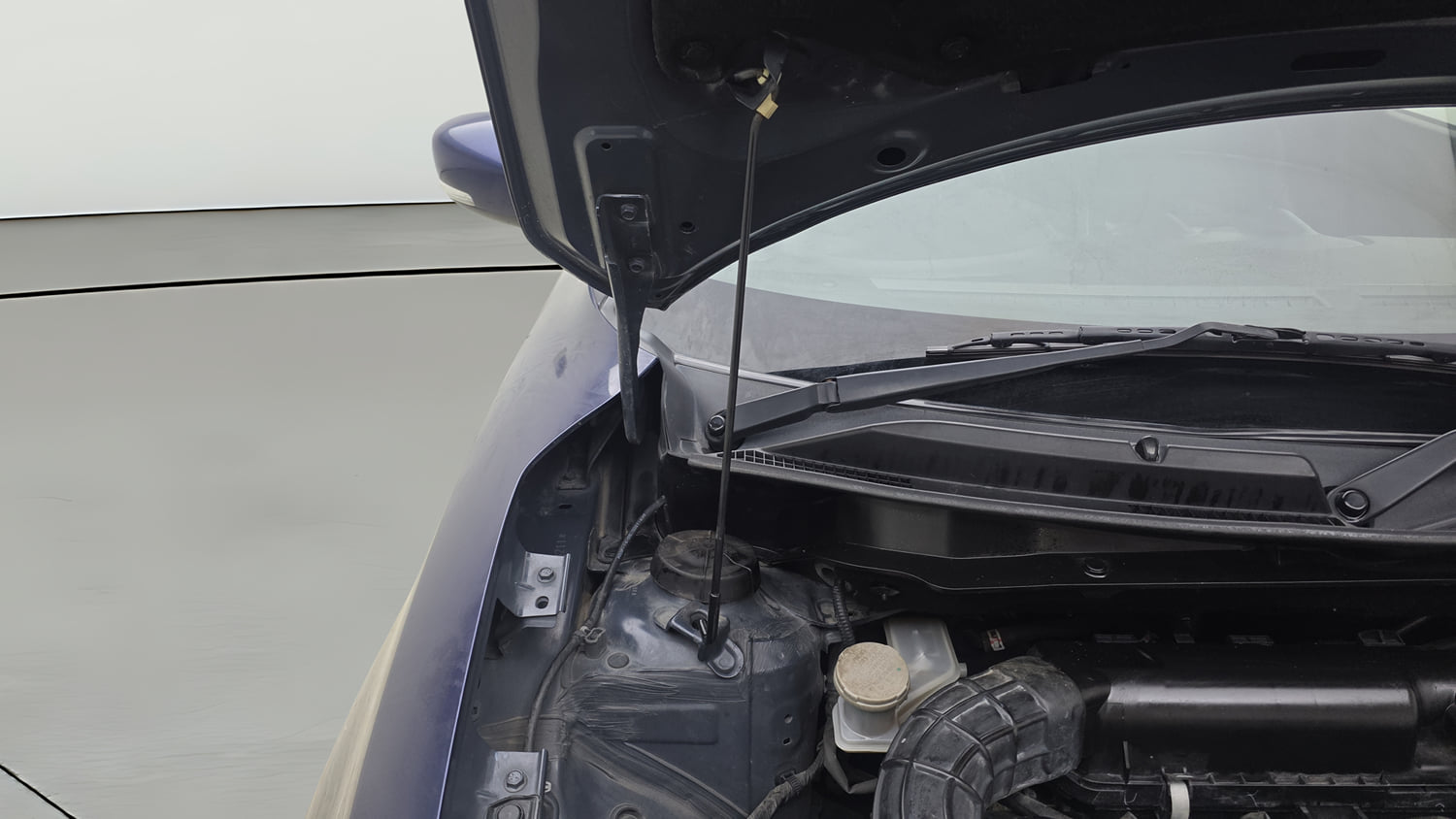 Used 2021 Maruti Suzuki Swift ZXi Petrol Manual engine ENGINE RIGHT SIDE HINGE & APRON VIEW