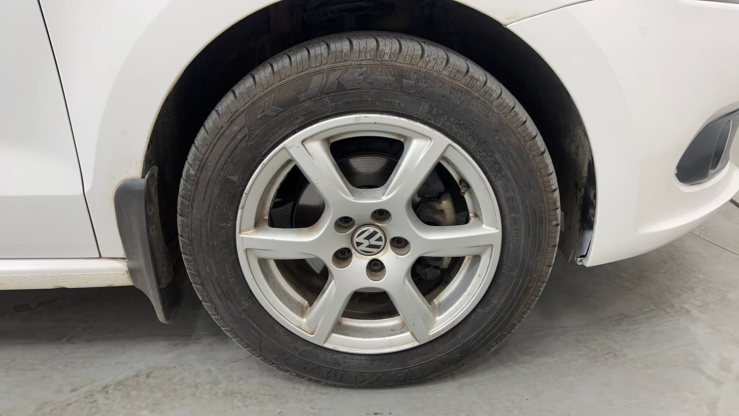 Used 2013 Volkswagen Vento Highline Petrol Petrol Manual tyres RIGHT FRONT TYRE RIM VIEW