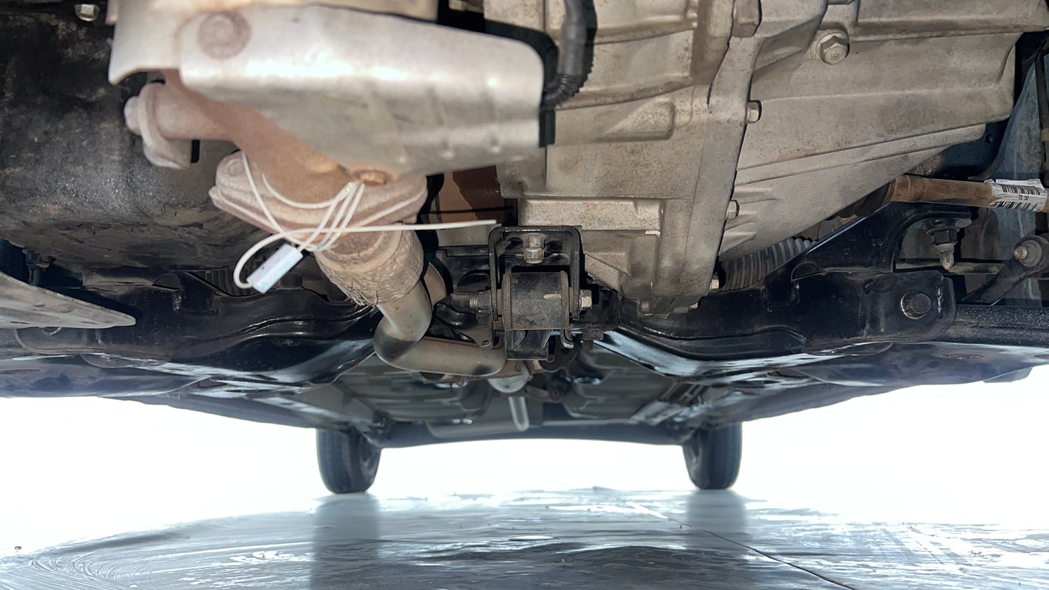 Used 2015 Hyundai i10 Magna 1.1 iRDE2 Petrol Manual extra FRONT LEFT UNDERBODY VIEW